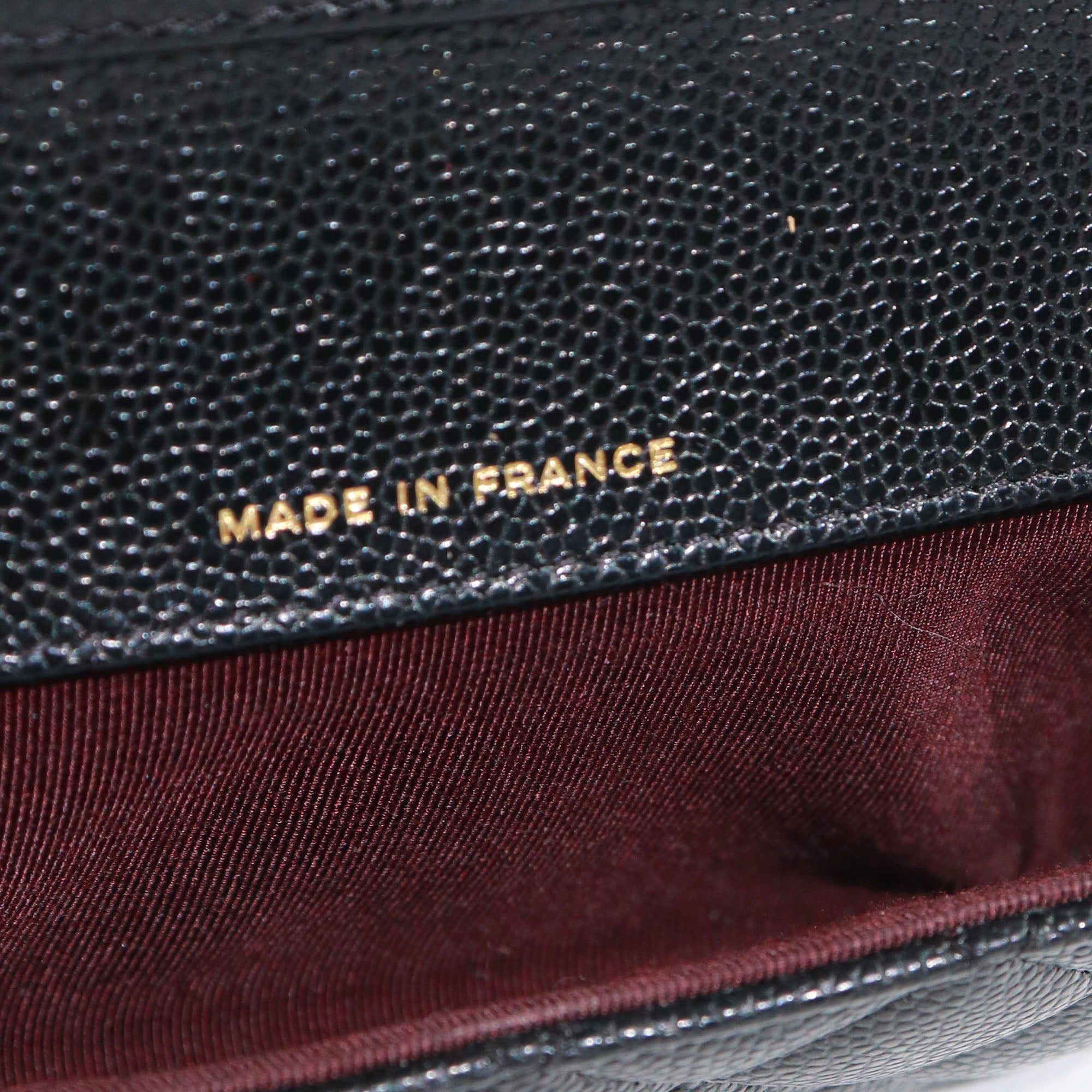 CHANEL - Pochette à bandoulière / Etui à lunettes Chanel en cuir caviar noir
