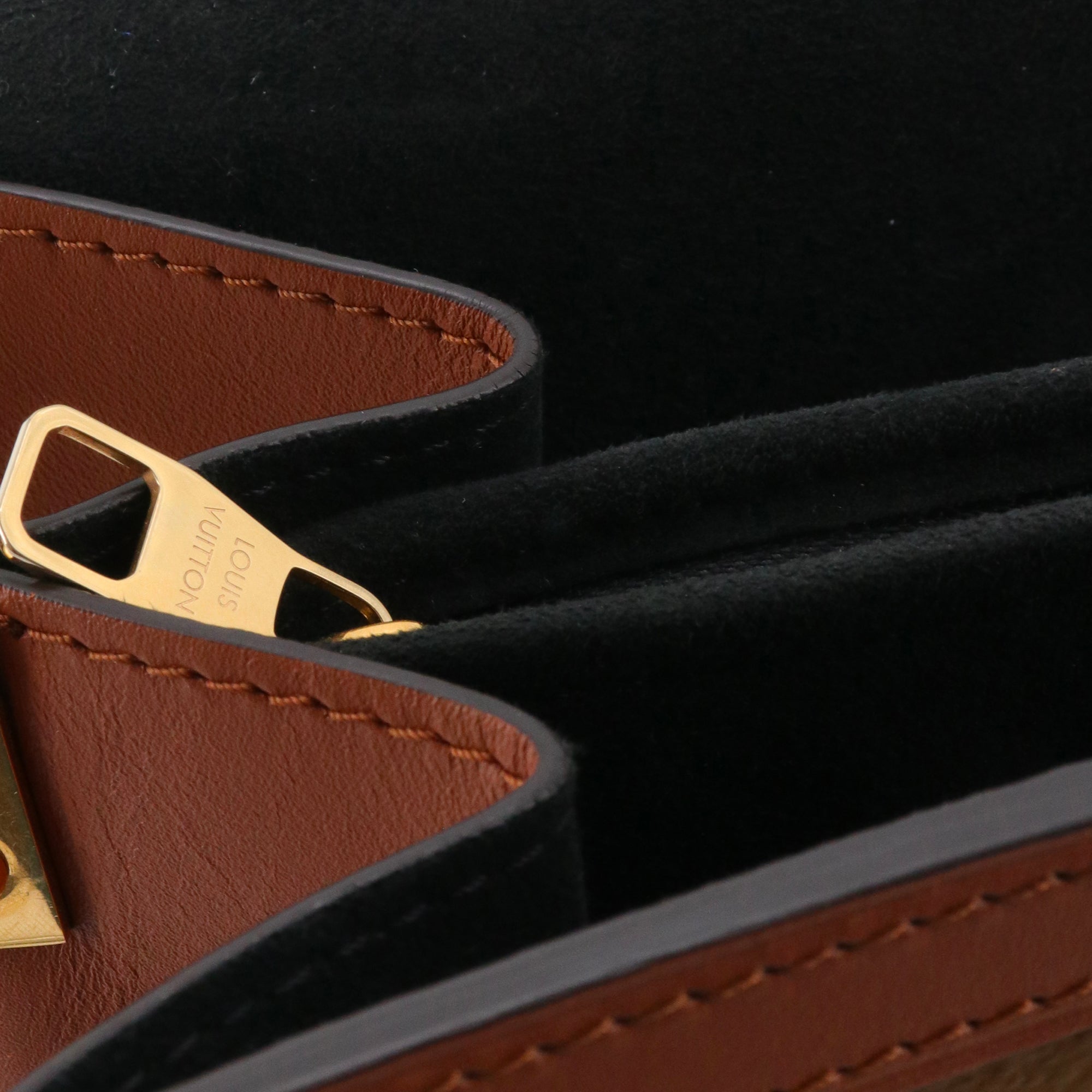 LOUIS VUITTON - Louis Vuitton Dauphine MM shoulder bag in monogrammed canvas and leather