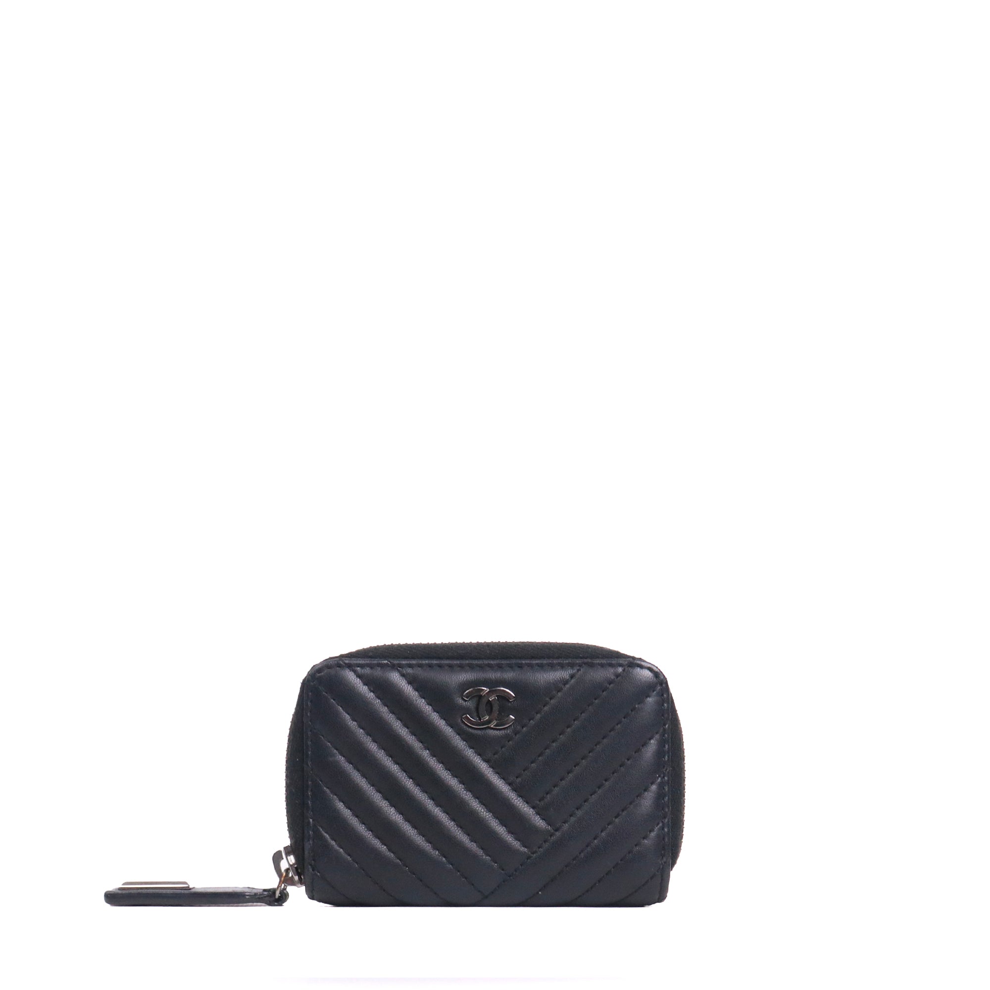 CHANEL - Portefeuille zippé Chanel en cuir chevron noir