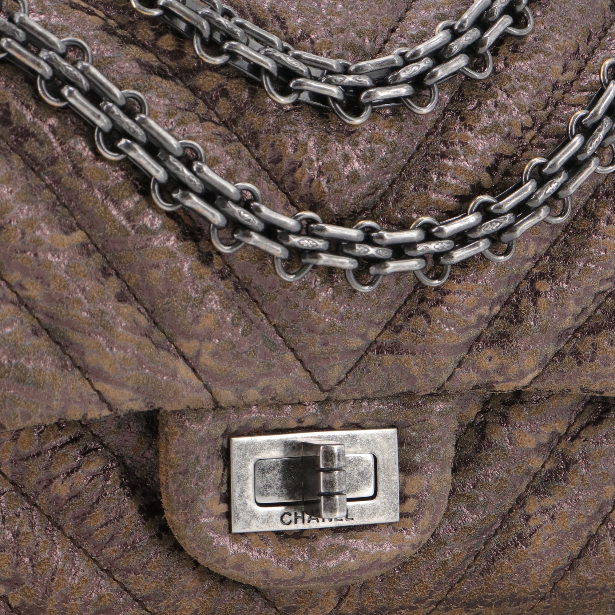 CHANEL - Sac à bandoulière 2.55 Chanel en cuir chevron et nubuck marron