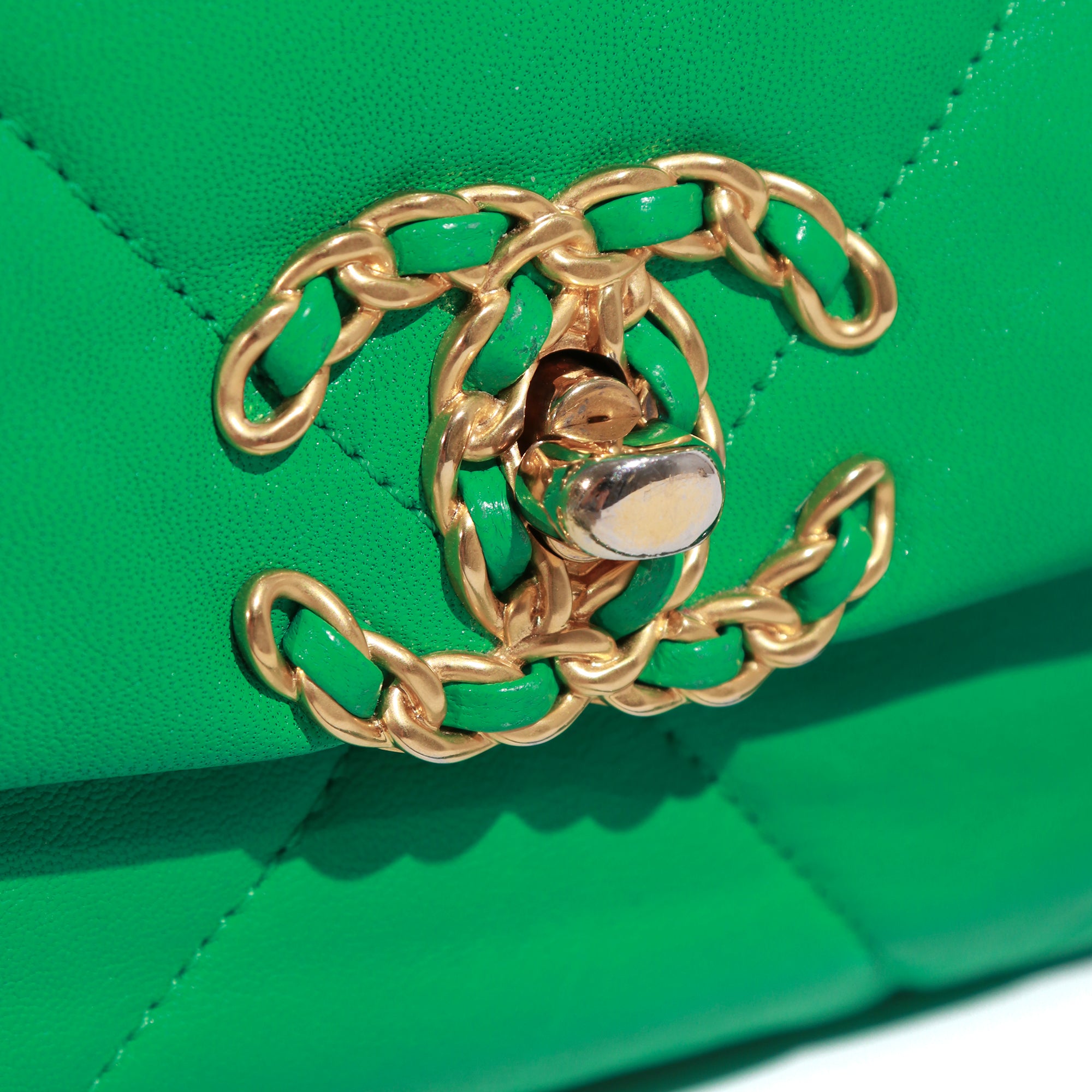 CHANEL - 19 shoulder bag in green quilted leather
