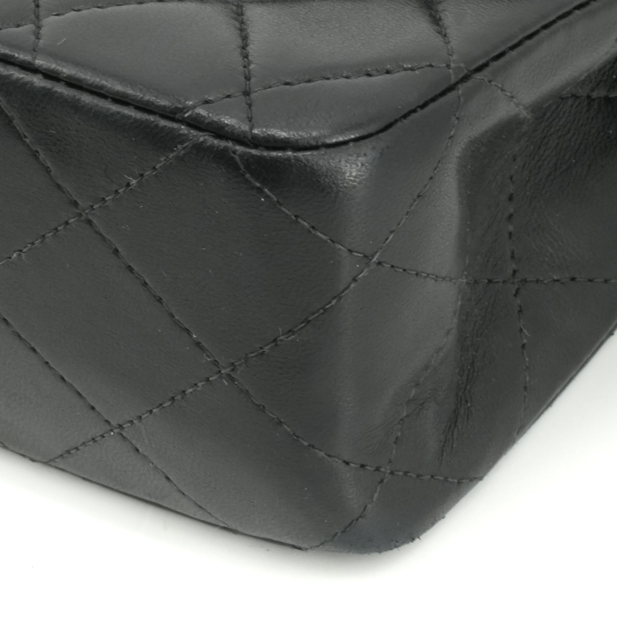CHANEL - Sac à bandoulière 2.55 Chanel en cuir matelassé noir vintage