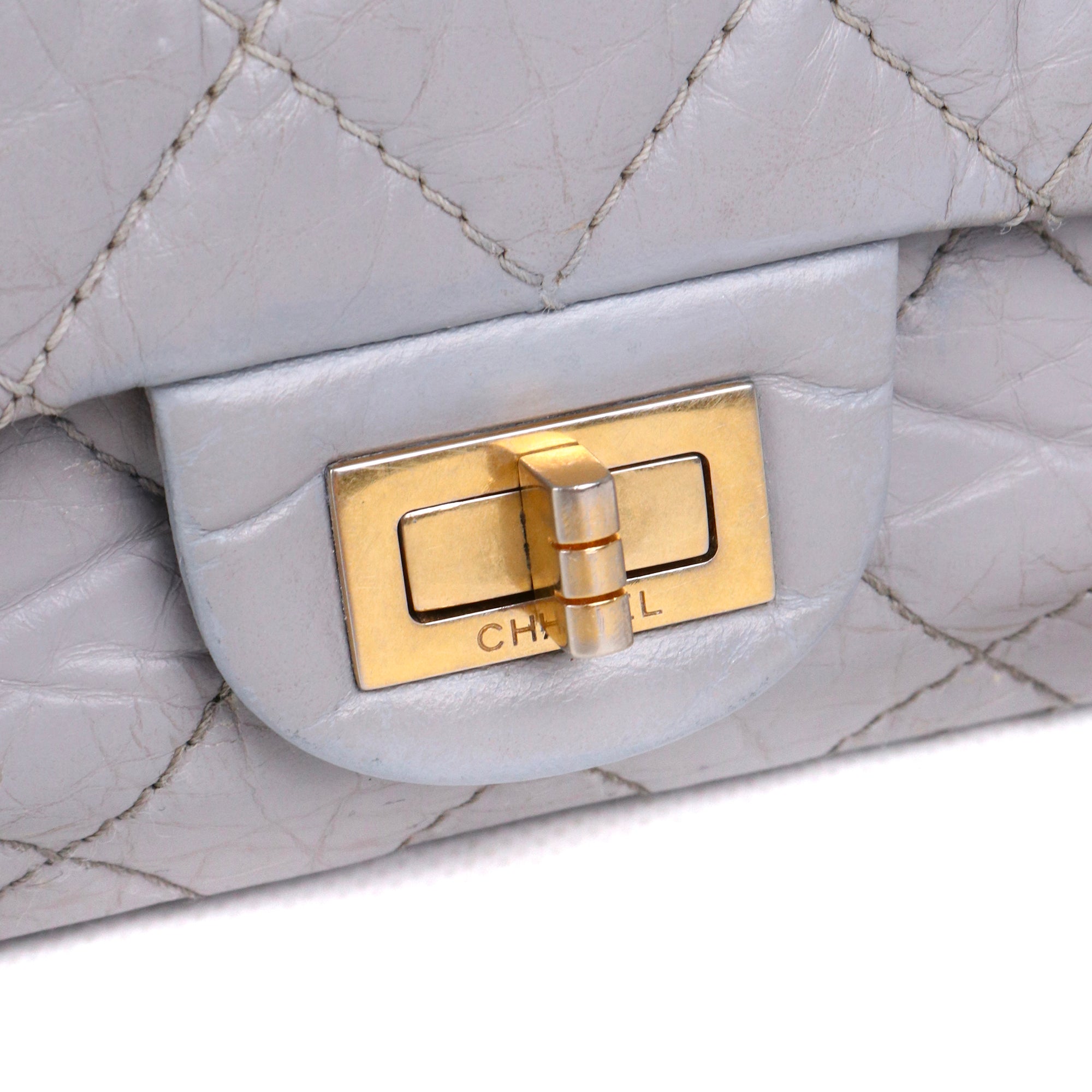 CHANEL - Sac à bandoulière 2.55 Chanel medium en cuir froissé gris