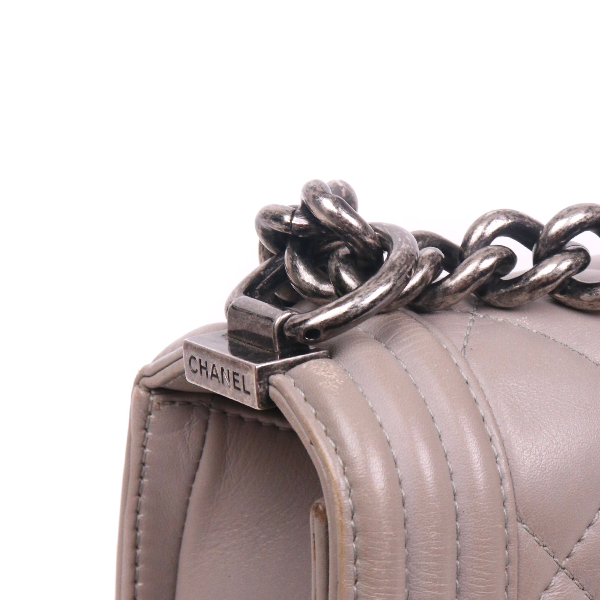 CHANEL - Sac à bandoulière Boy Chanel en cuir gris