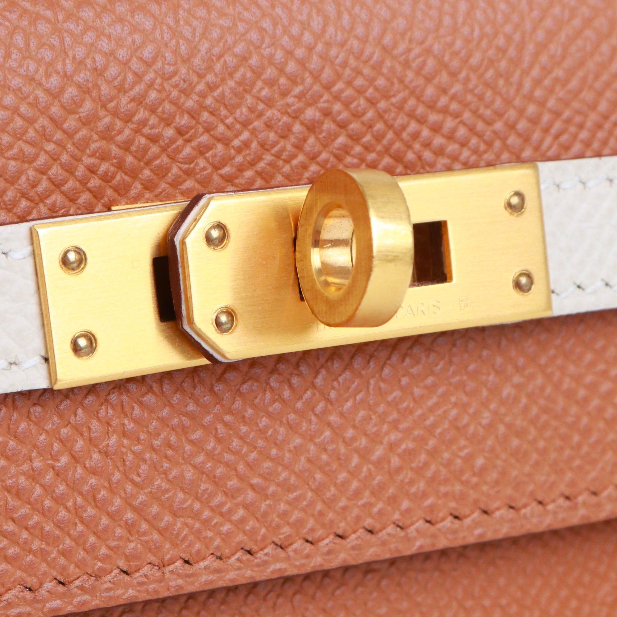 HERMÈS - Sac à main Kelly 25 Hermès bicolore en cuir epsom gold et craie