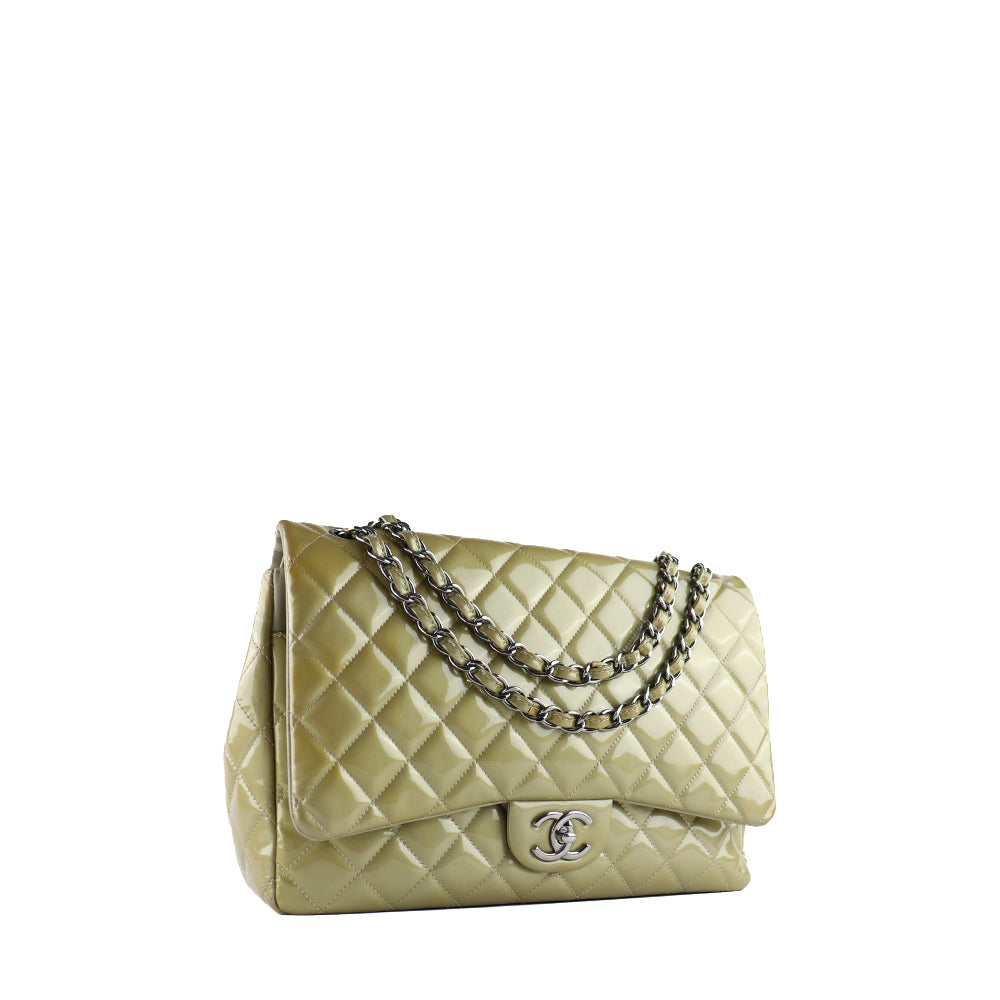 CHANEL - Sac à bandoulière Timeless Maxi Jumbo double flap en cuir verni kaki