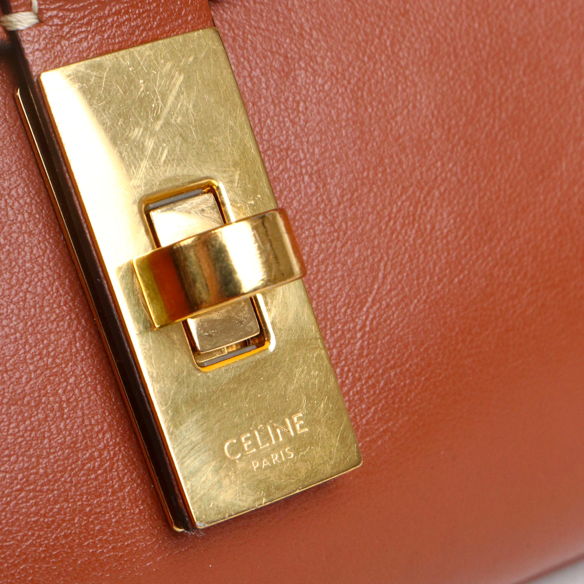CELINE - Sac à bandoulière Soft 16 Teen Celine en cuir lisse marron
