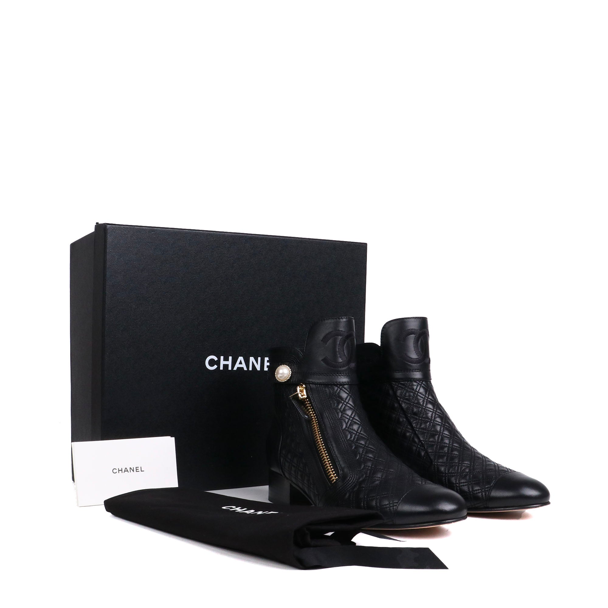CHANEL - Chanel CC ankle boots in black lambskin (T34.5)