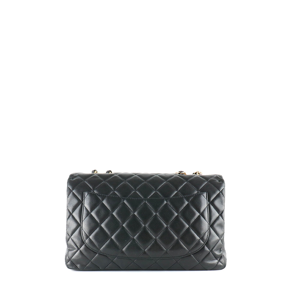 CHANEL - Sac à bandoulière Classique / Timeless Jumbo simple flap en cuir lisse noir