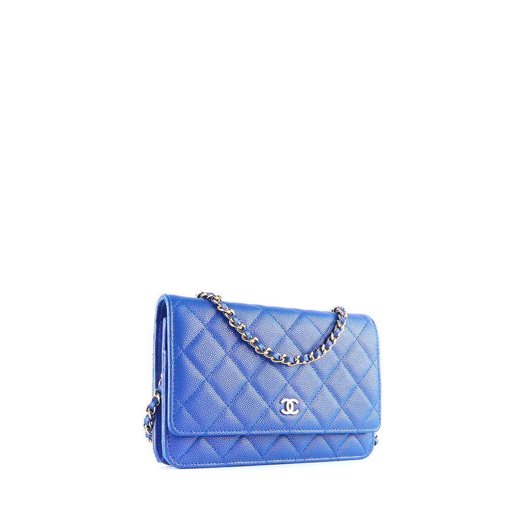 CHANEL - Sac Wallet On Chain Timeless en cuir caviar bleu irisé