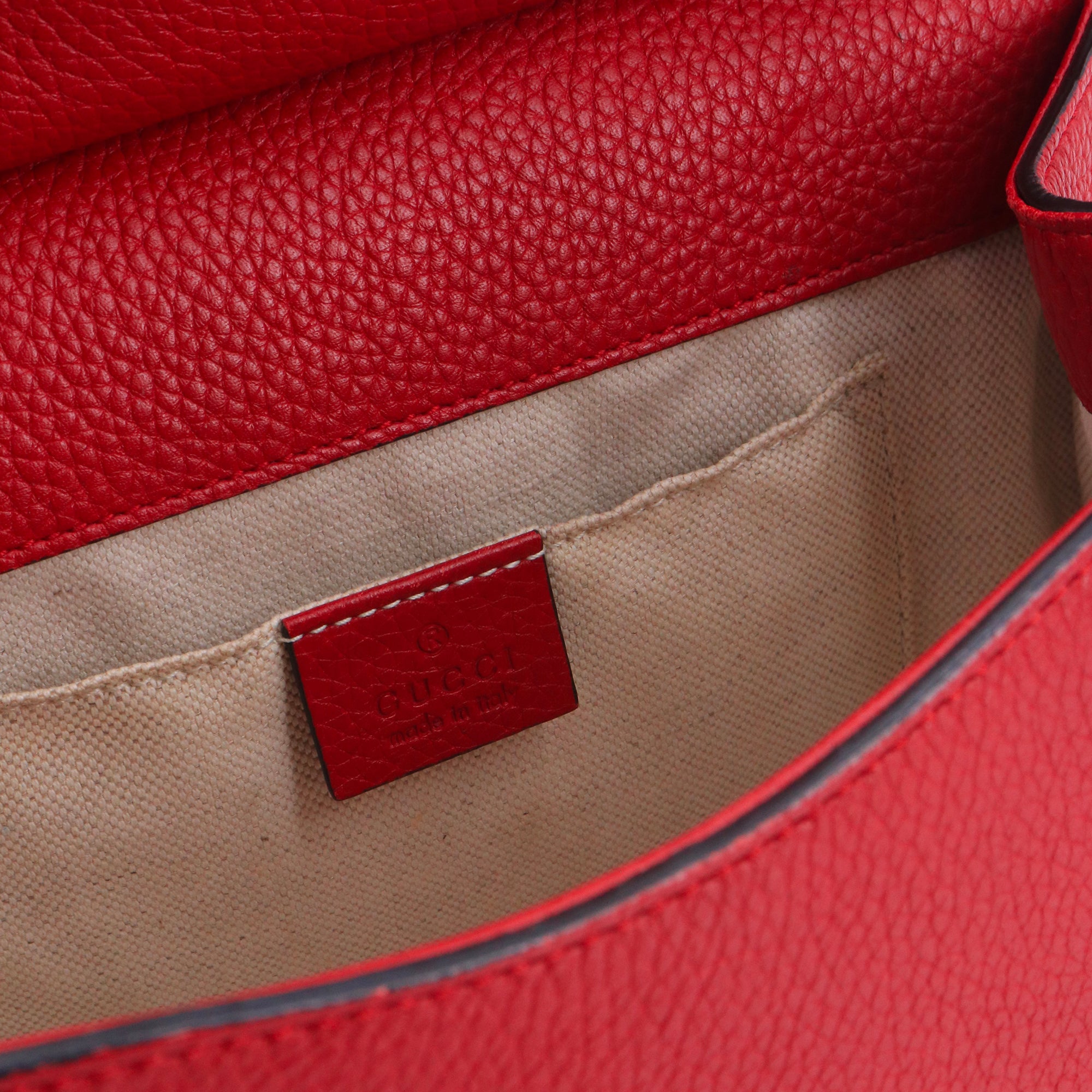 GUCCI - Sac à bandoulière  GG Marmont Top handle Gucci en cuir grainé rouge