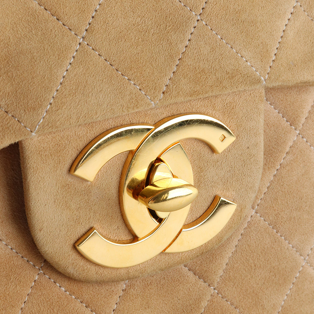 CHANEL - Sac à main Timeless Maxi Jumbo vintage en daim beige