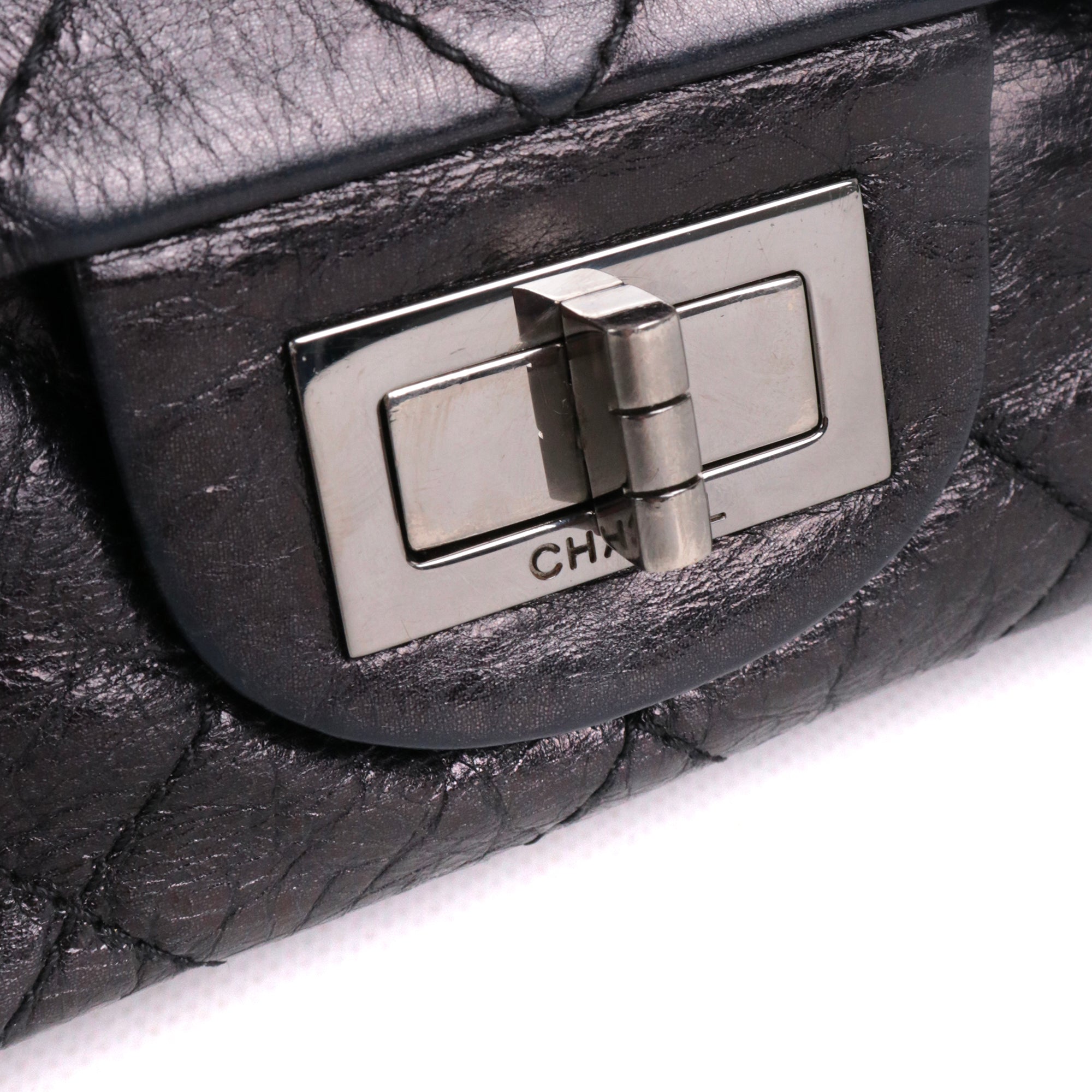 CHANEL - Sac à bandoulière 2.55 Chanel Maxi en cuir froissé noir