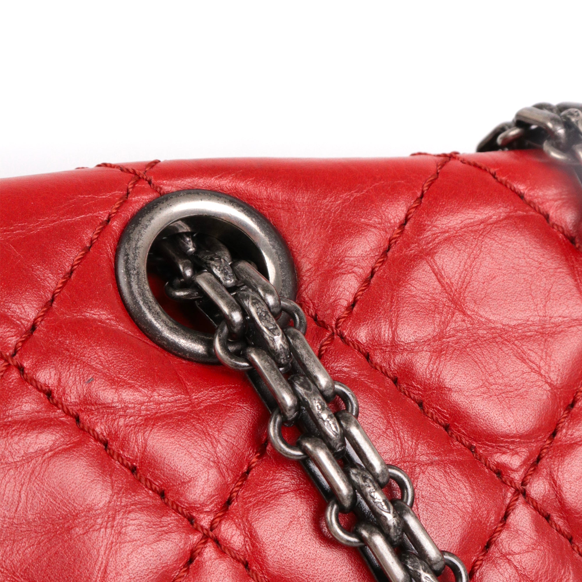 CHANEL - Sac à bandoulière 2.55 Chanel medium en cuir froissé rouge