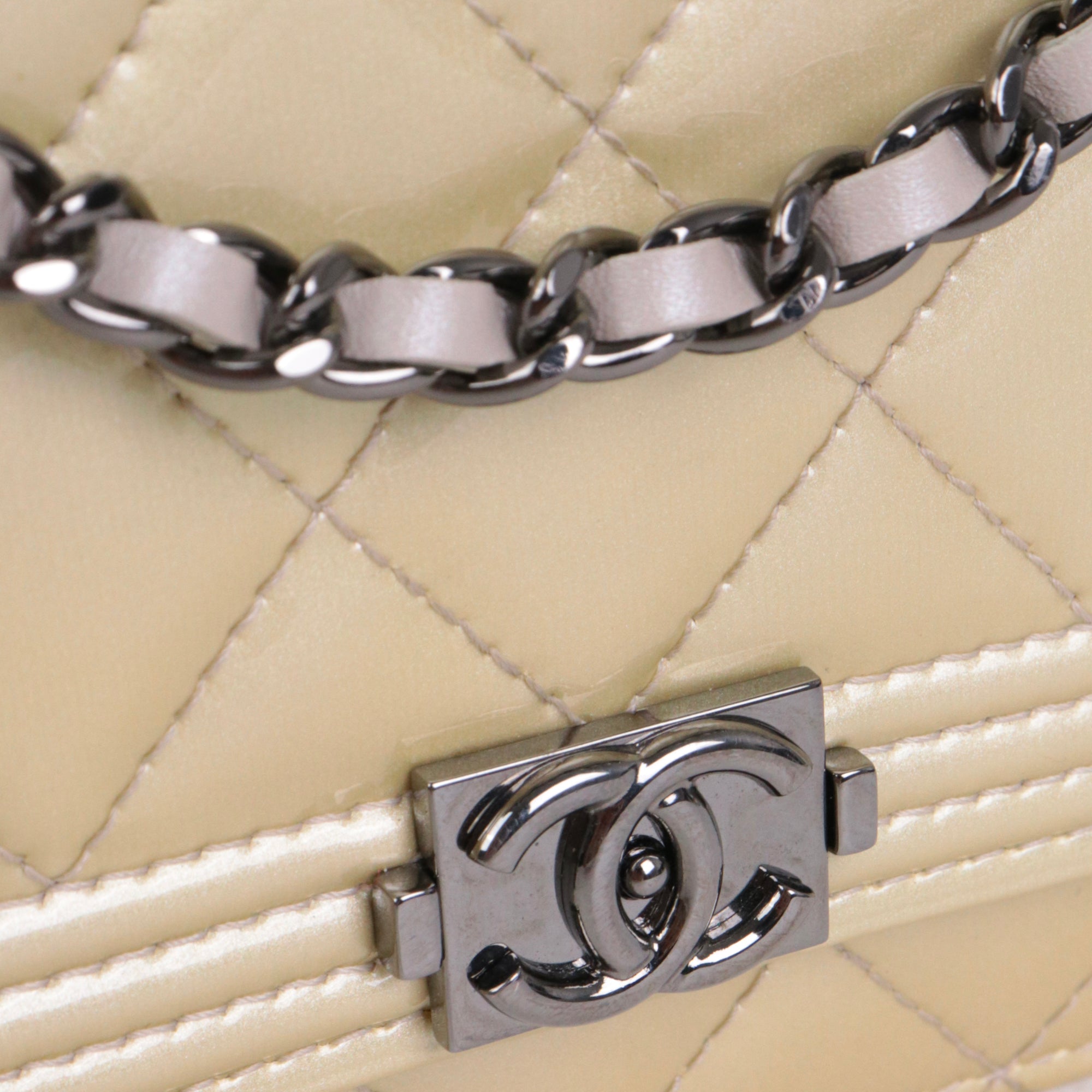 CHANEL - Sac à bandoulière Wallet On Chain Boy Chanel en cuir verni beige