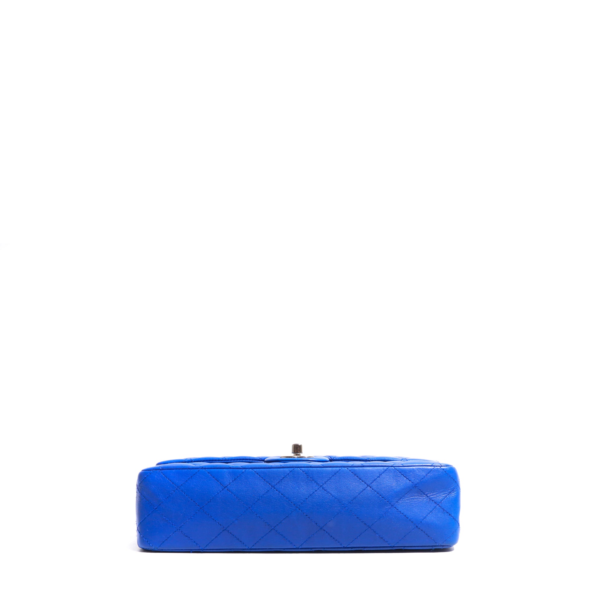 CHANEL - Sac à main Timeless 25 double flap en cuir matelassé bleu électrique