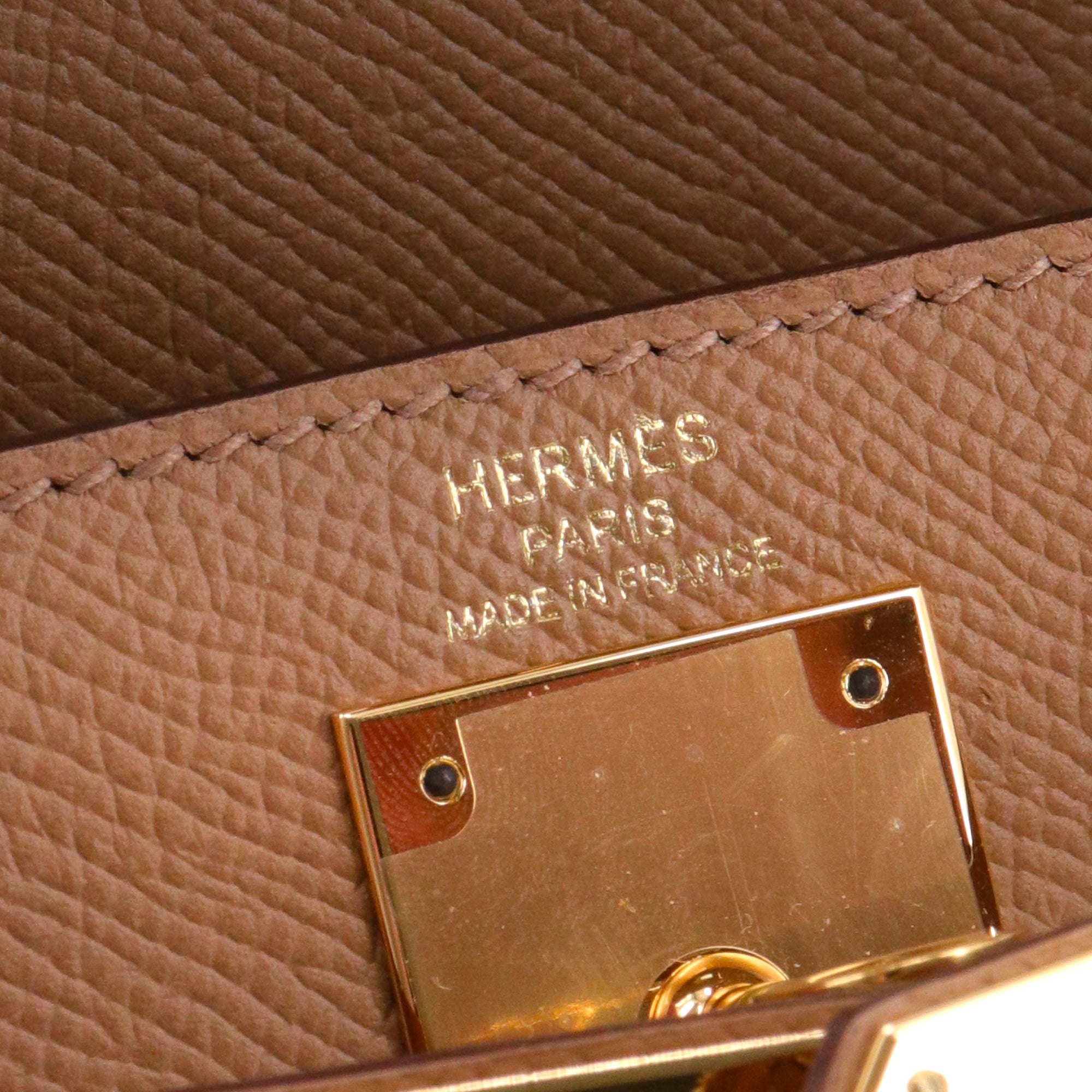 HERMÈS - Sac à main Kelly 28 Hermès en cuir epsom biscuit sellier