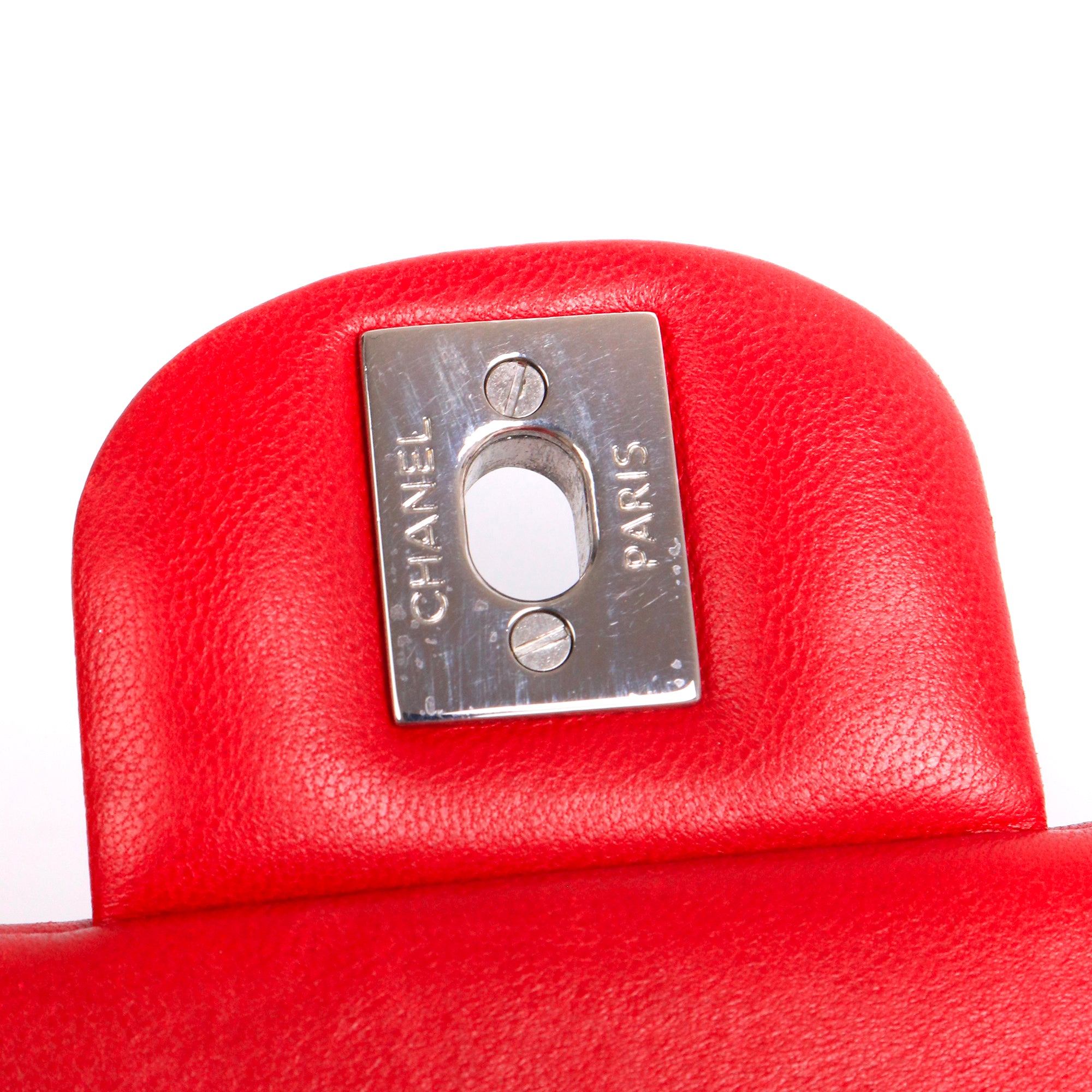 CHANEL - Sac à épaule Enveloppe Timeless/Classique Chanel en cuir lisse rouge