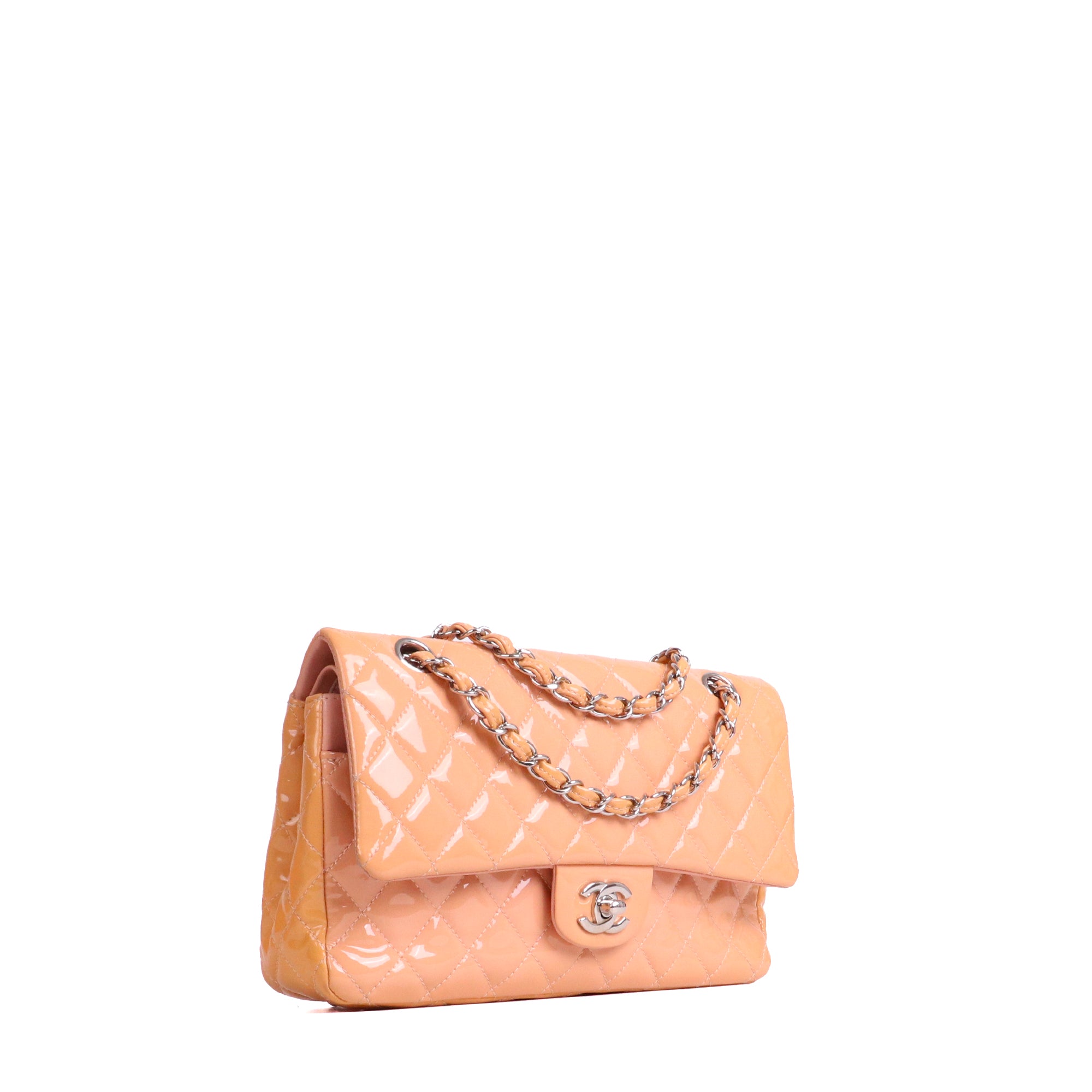 CHANEL - Sac à main Classique/Timeless medium double flap Chanel en cuir matelassé beige verni
