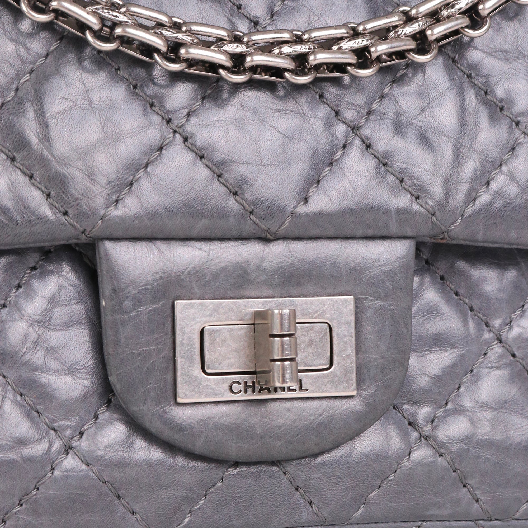 CHANEL - Sac à bandoulière 2.55 Chanel small en cuir froissé gris vintage