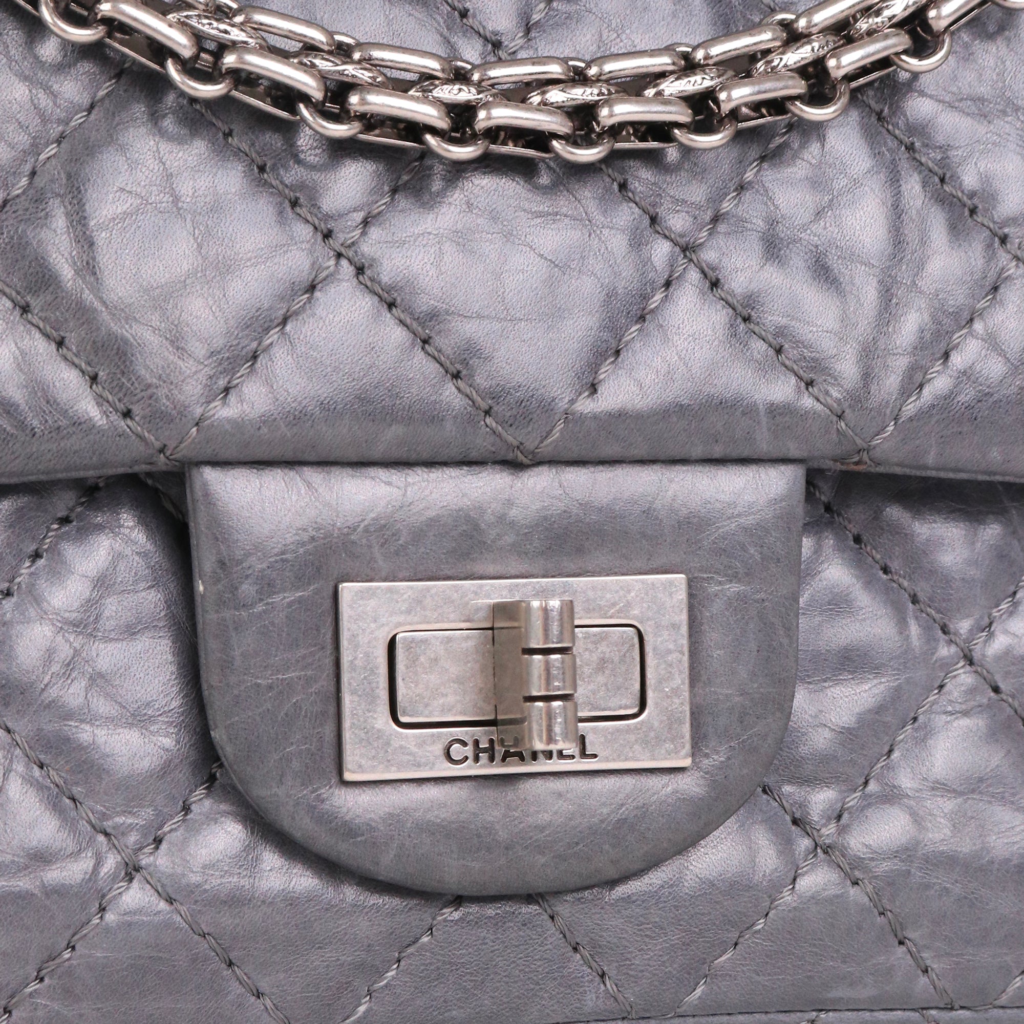 CHANEL - Sac à bandoulière 2.55 Chanel small en cuir froissé gris