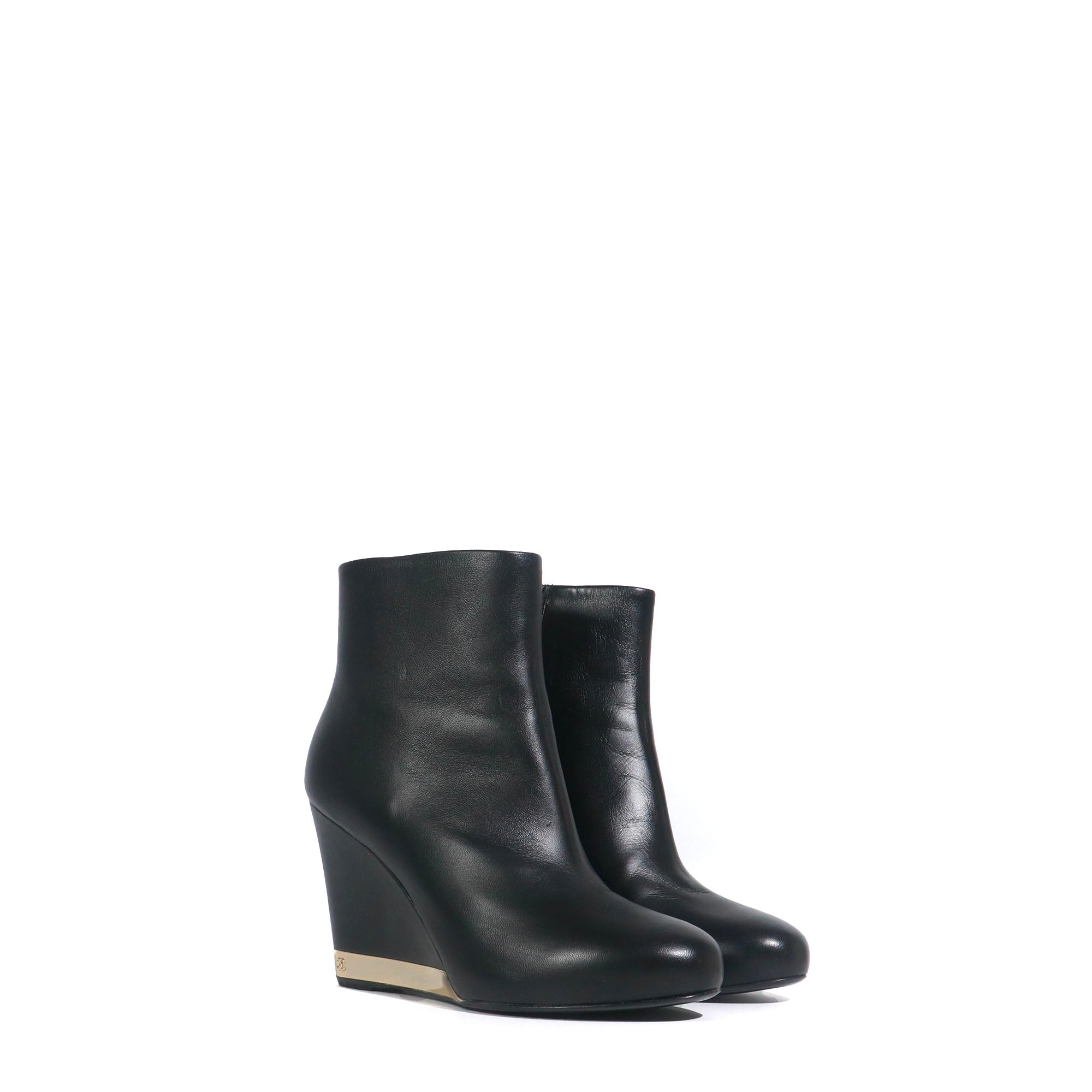 CHANEL - Black leather wedge ankle boots (T39)