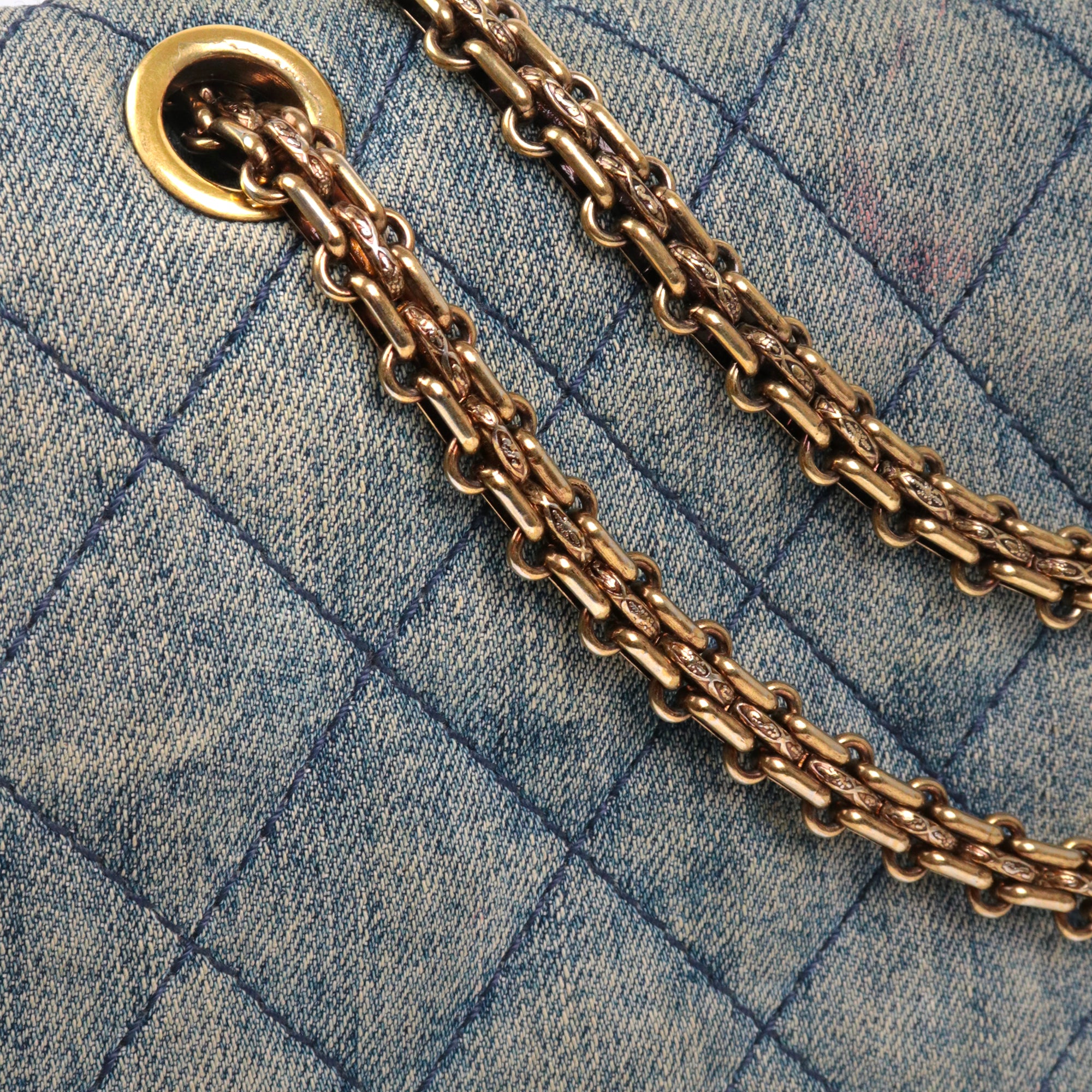 CHANEL - Sac à bandoulière 2.55 Chanel large en denim
