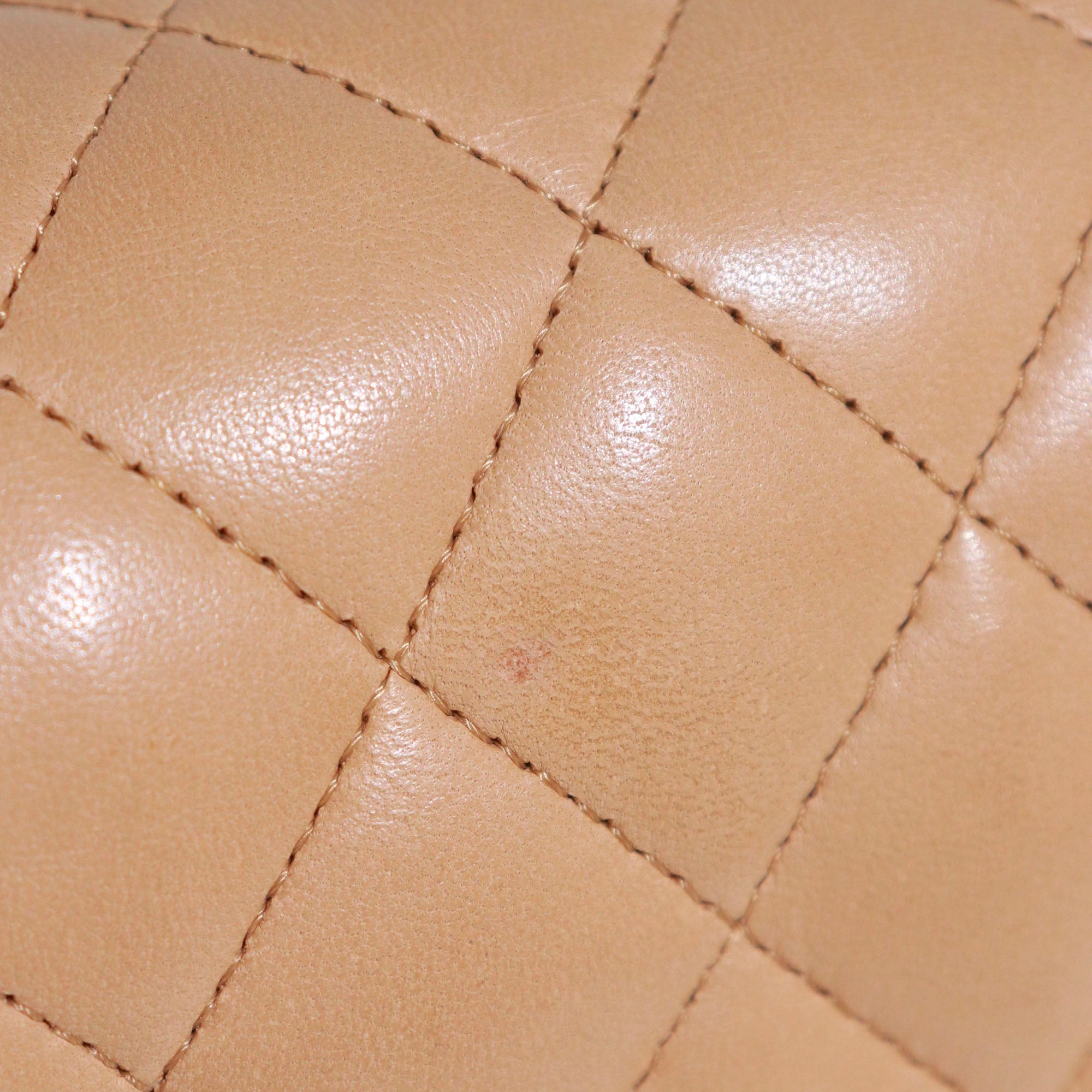 CHANEL - Sac à main Timeless 25 double flap en cuir matelassé beige