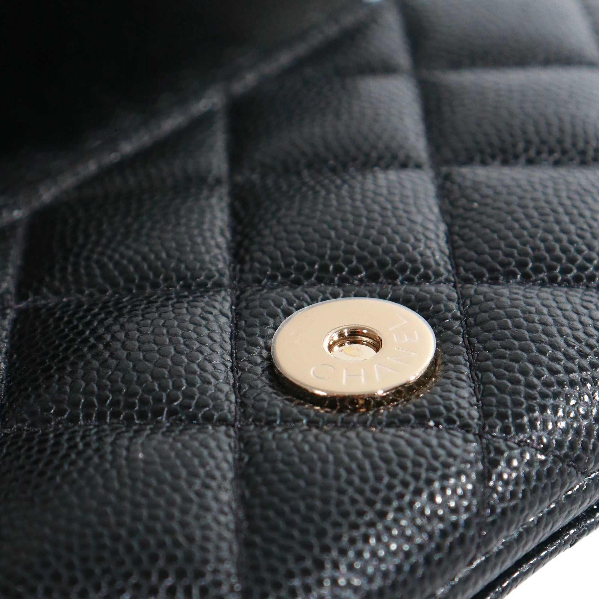 CHANEL - Pochette à bandoulière / Etui à lunettes Chanel en cuir caviar noir