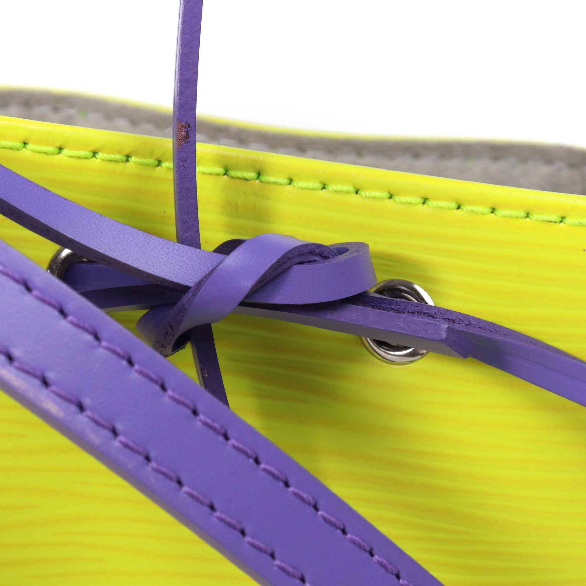 LOUIS VUITTON - Sac à bandoulière Noé mini Louis Vuitton en cuir épi jaune