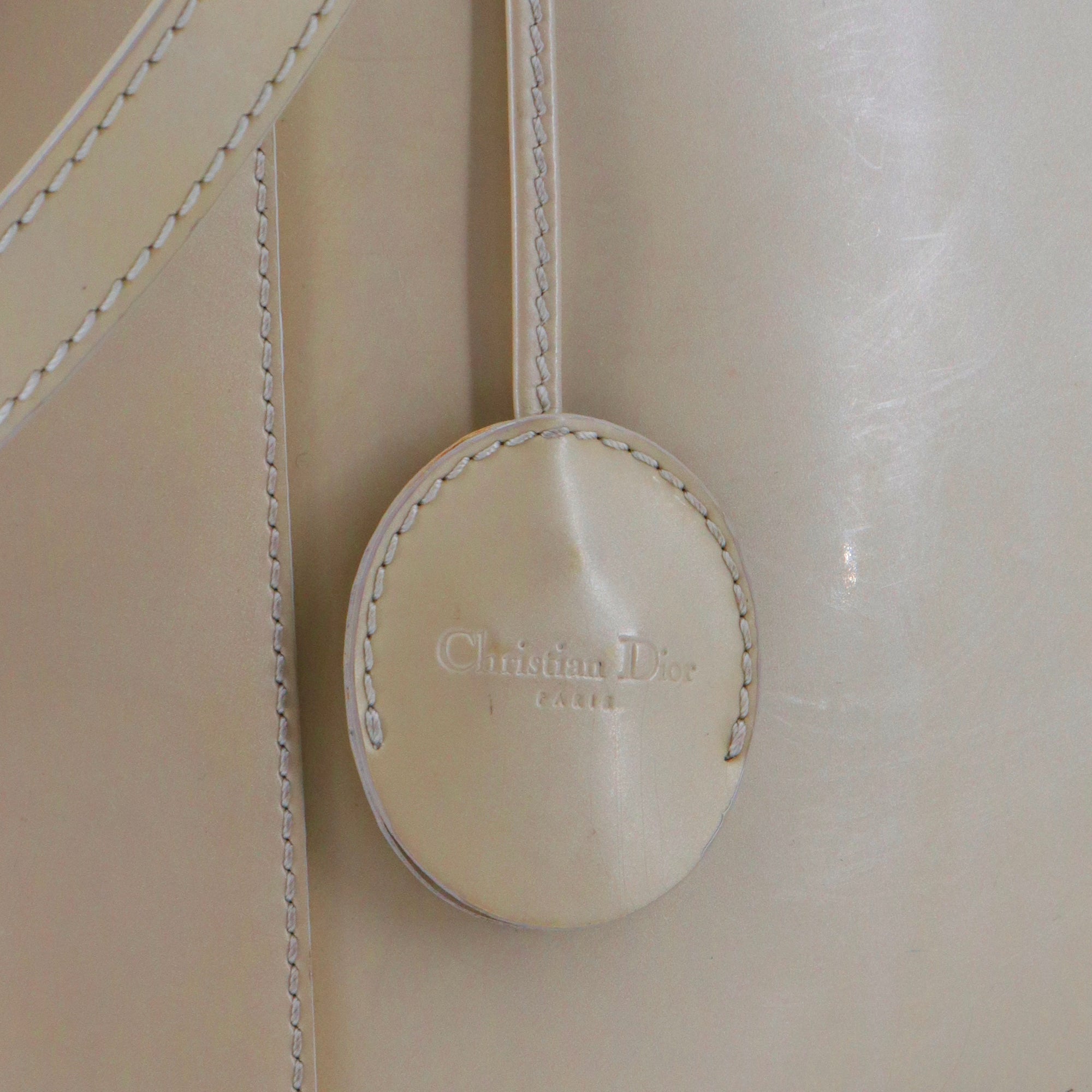 DIOR - Sac à bandoulière Lady Perla Dior en cuir verni beige