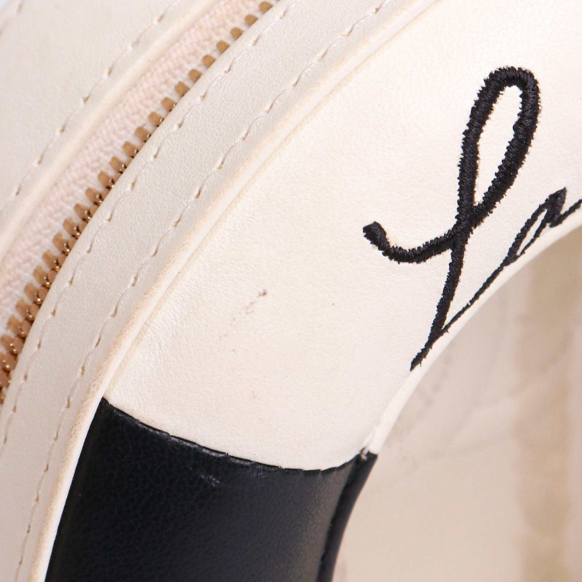 CHANEL - Sac à bandoulière Lifesaver La Pausa en cuir lisse blanc et noir