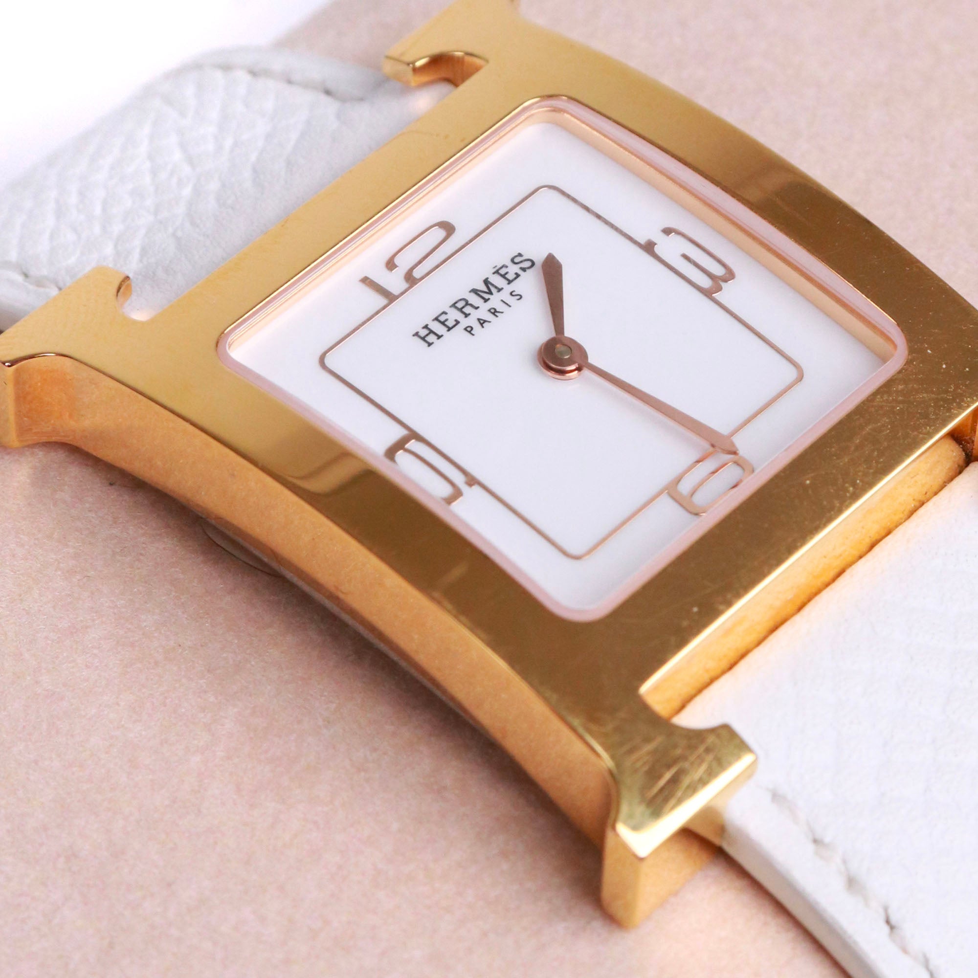 HERMÈS - Montre Heure H Hermès moyen modèle en or et cuir blanc