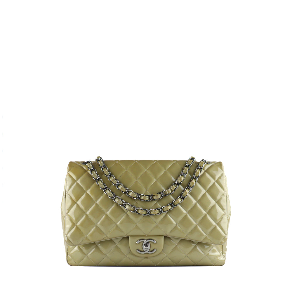 CHANEL - Sac à bandoulière Timeless Maxi Jumbo double flap en cuir verni kaki