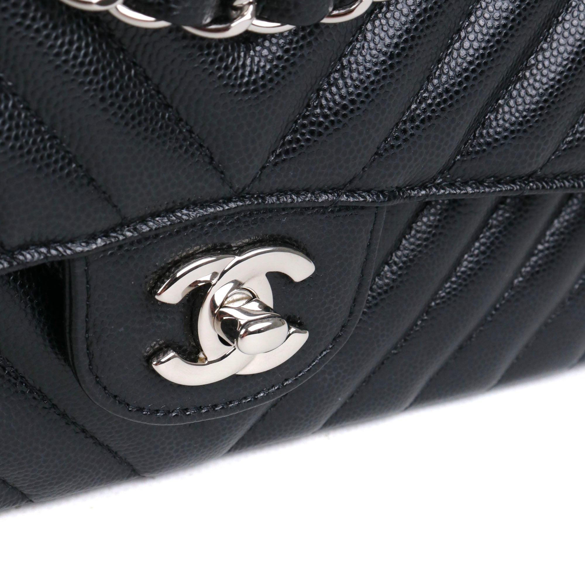 CHANEL - Sac à main Timeless/Classique Chanel medium double flap Chanel en cuir caviar chevron noir