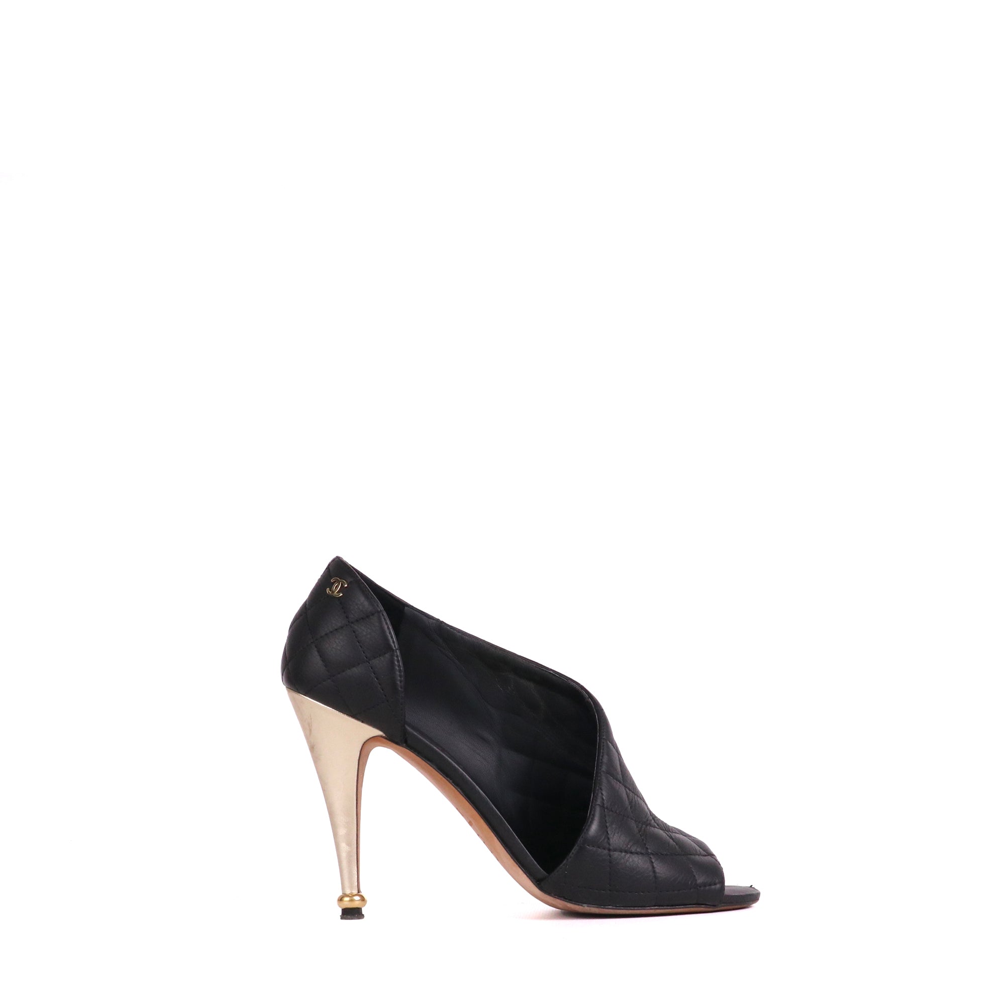 CHANEL - Escarpins Chanel en cuir matelassé noir (T39)