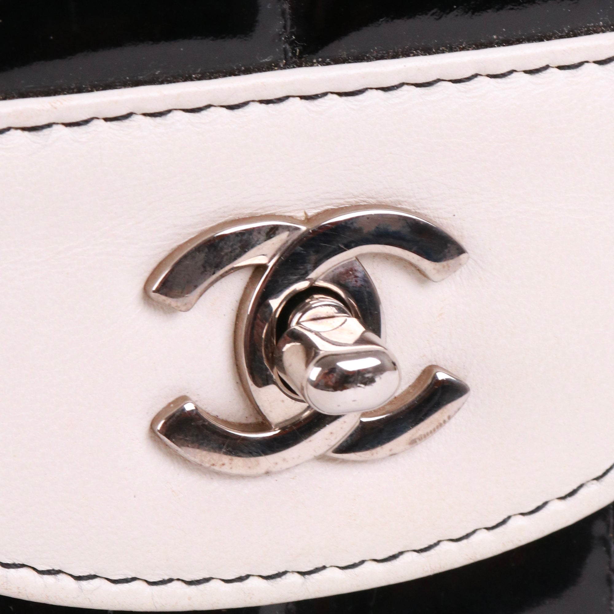 CHANEL - Classique / Timeless Jumbo double flap shoulder bag in black caviar leather