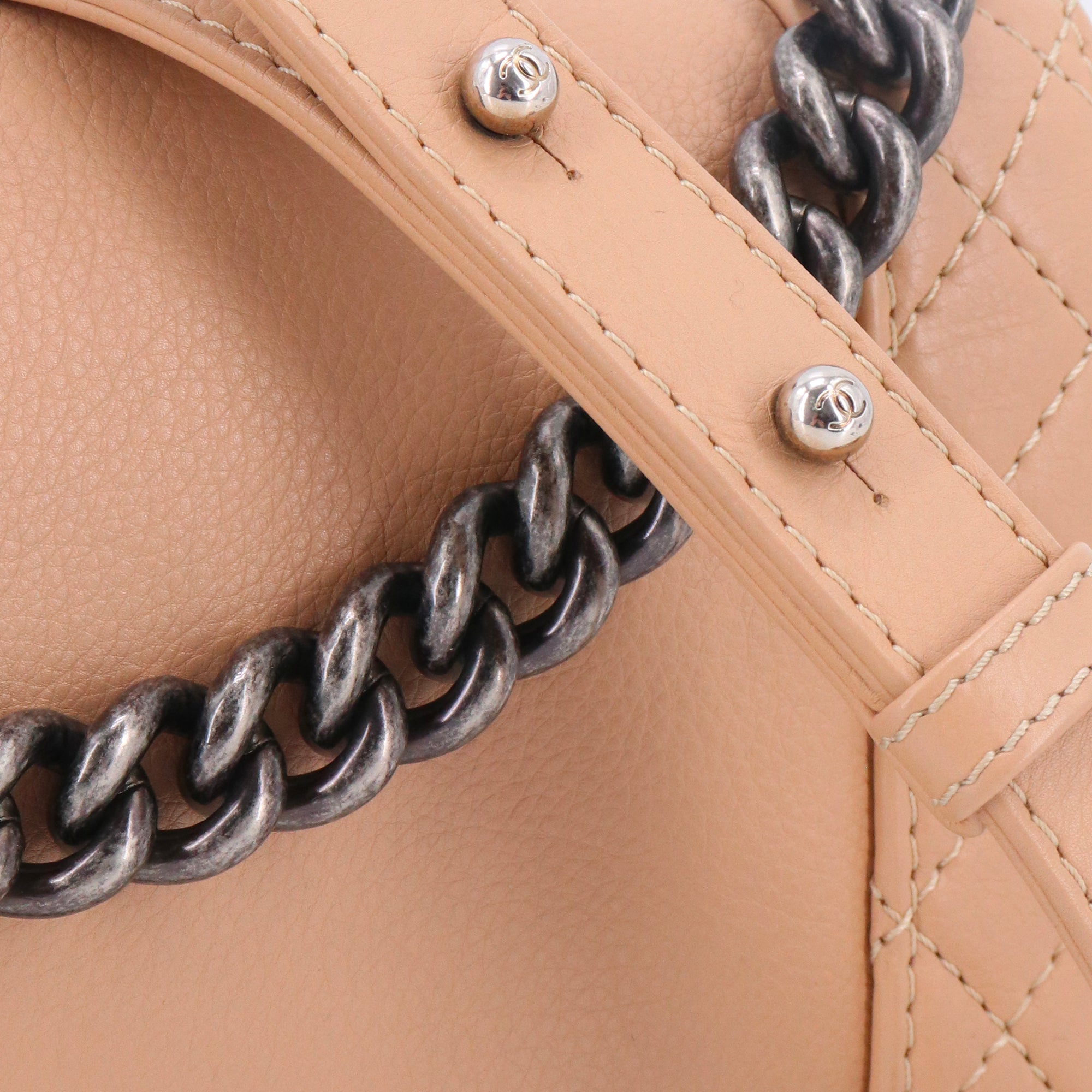 CHANEL - Sac à bandoulière Boy medium Chanel en cuir grainé beige