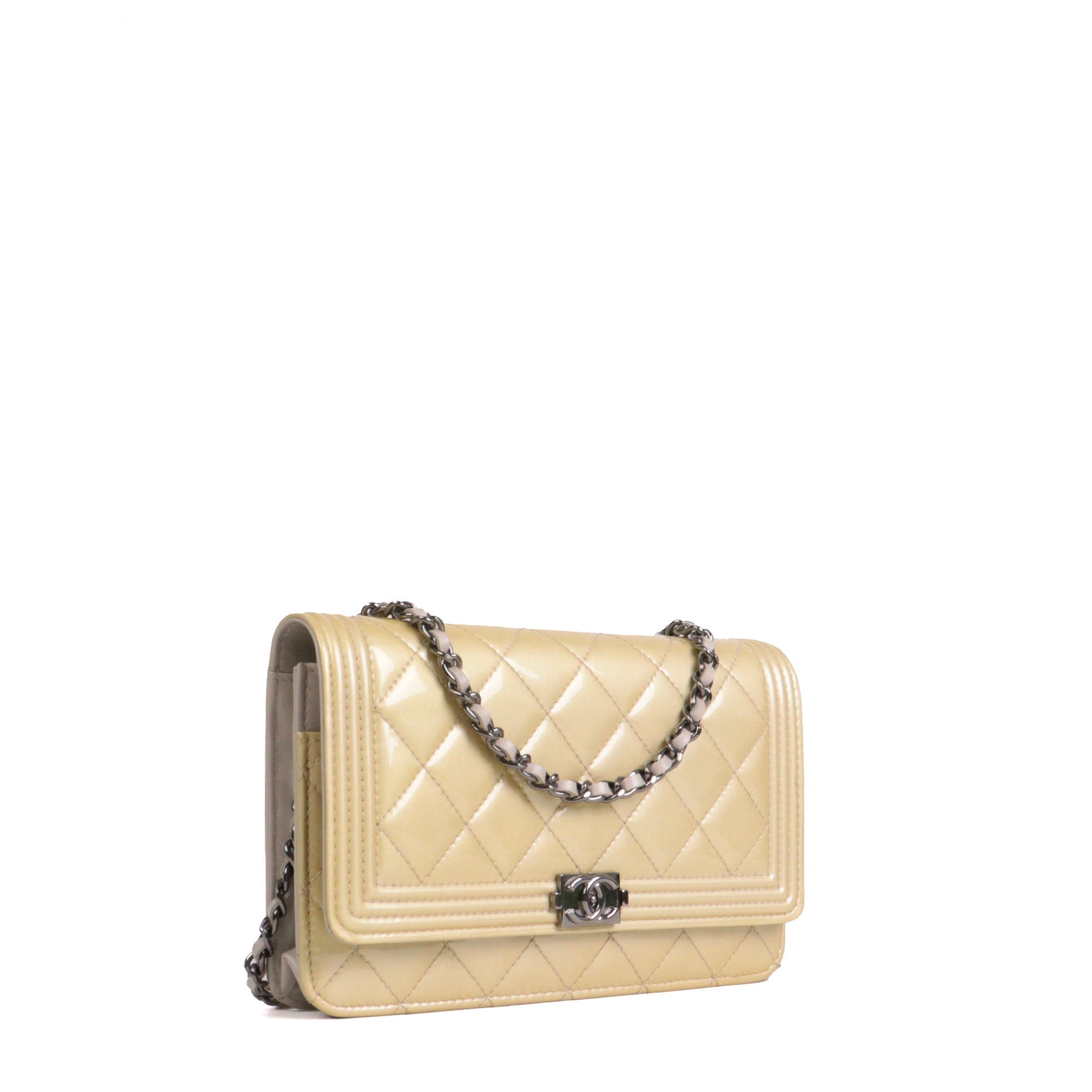 CHANEL - Sac à bandoulière Wallet On Chain Boy Chanel en cuir verni beige