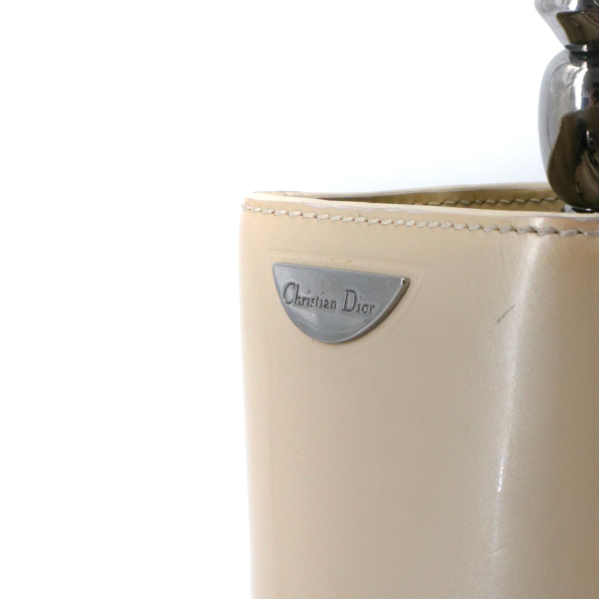 DIOR - Sac à bandoulière Lady Perla Dior en cuir verni beige