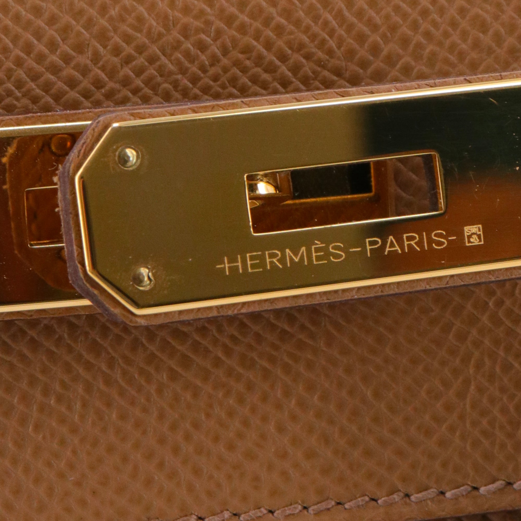 HERMÈS - Sac à main Kelly 28 Hermès en cuir epsom biscuit sellier
