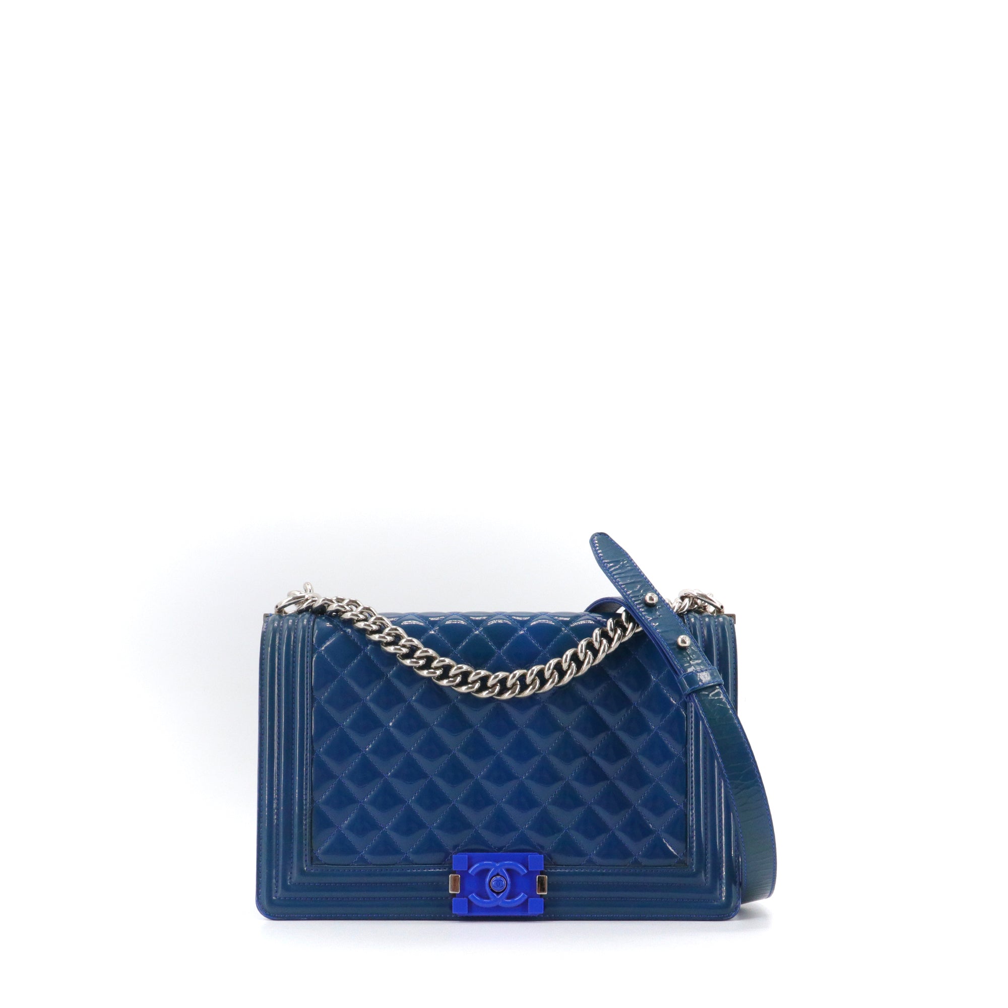 CHANEL - Sac à bandoulière Boy Chanel en cuir verni bleu