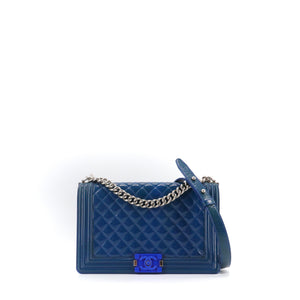 CHANEL - Sac à bandoulière Boy Chanel en cuir verni bleu
