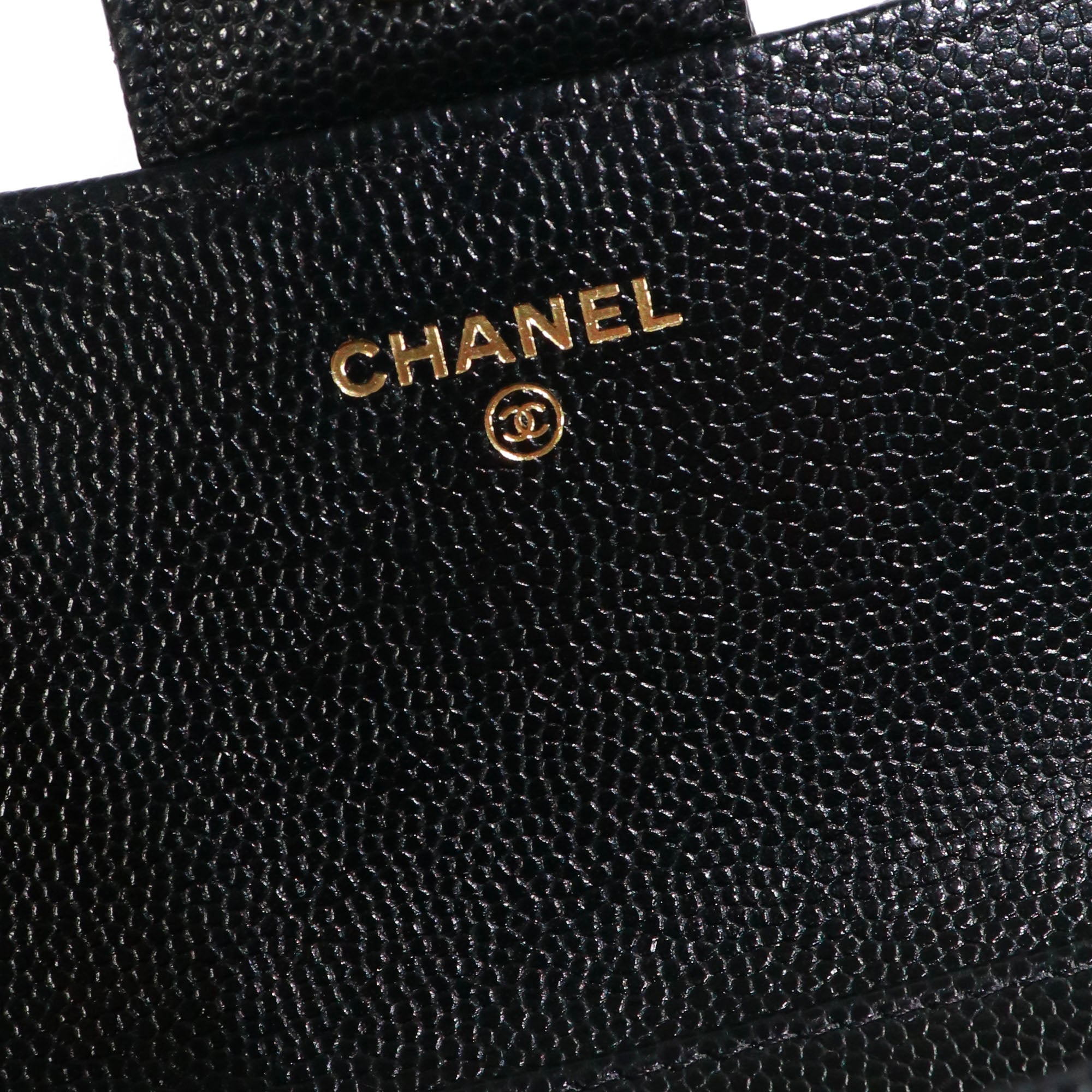 CHANEL - Pochette à bandoulière / Etui à lunettes Chanel en cuir caviar noir