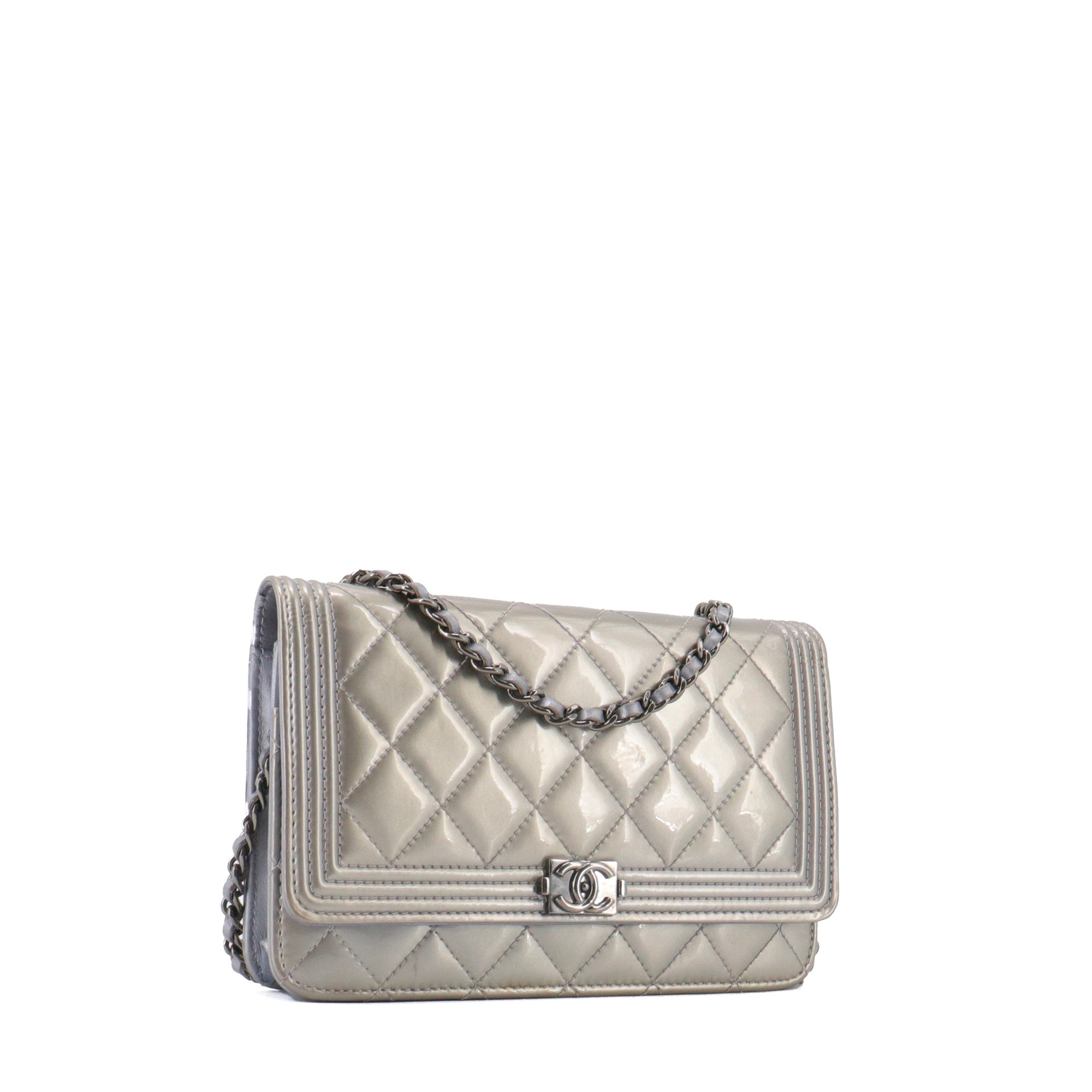 CHANEL - Sac à bandoulière Wallet On Chain Boy Chanel en cuir verni argenté
