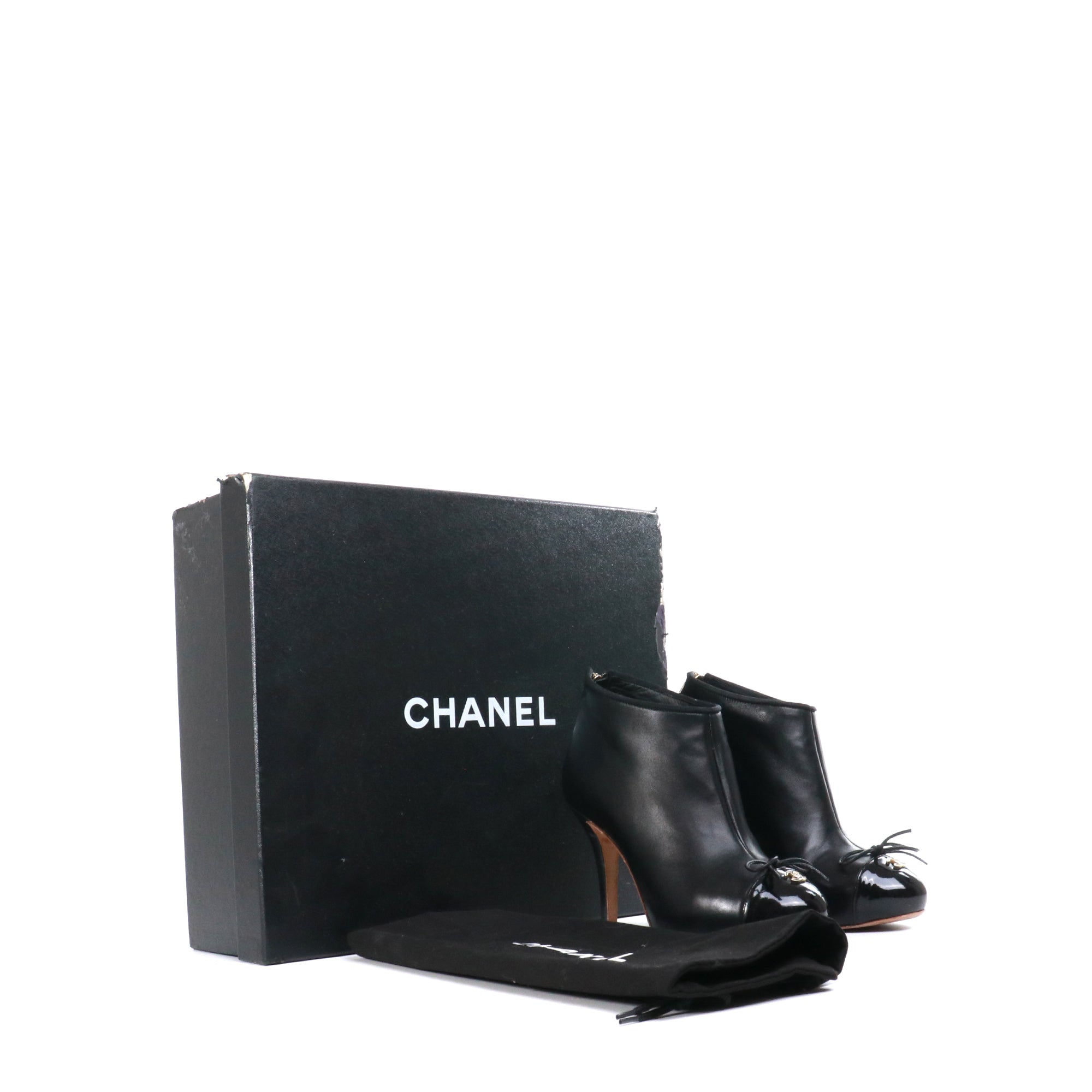 CHANEL - Chanel CC ankle boots in black lambskin (T34.5)