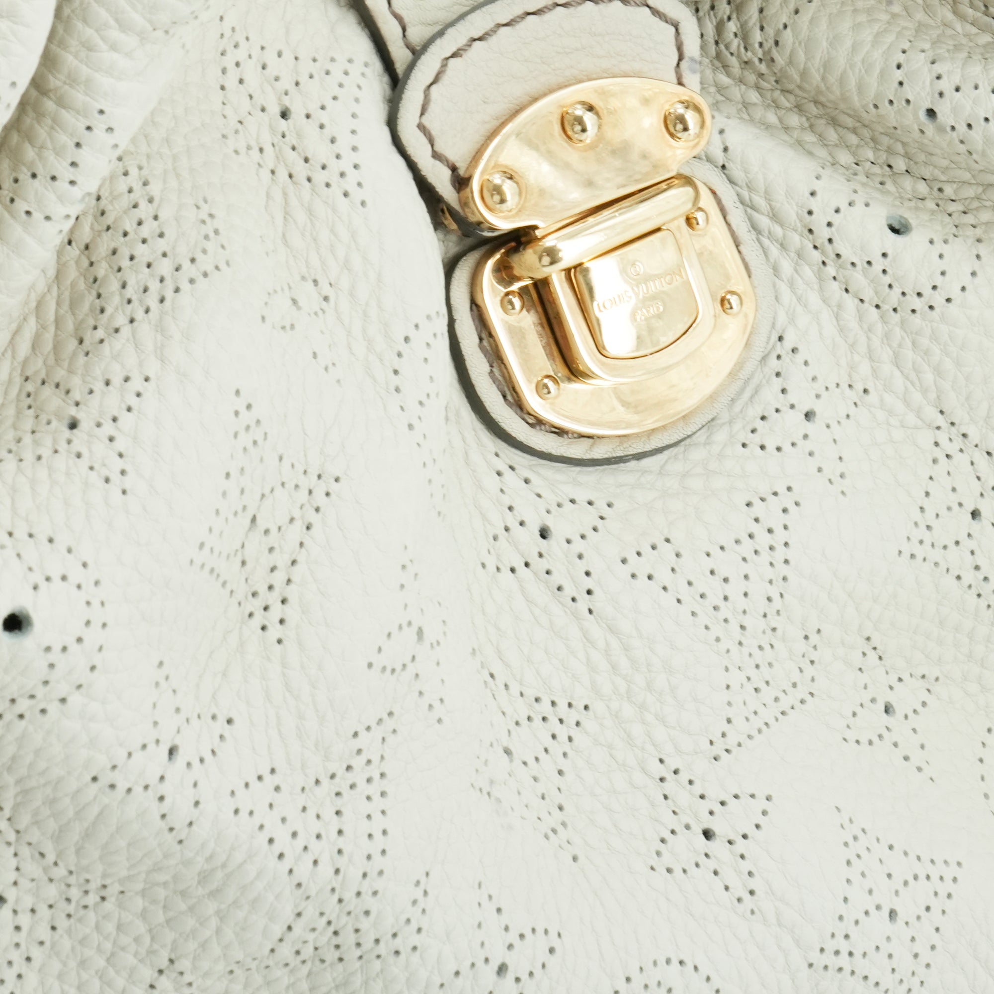 LOUIS VUITTON - Sac cabas Mahina Louis Vuitton en cuir grainé beige vintage