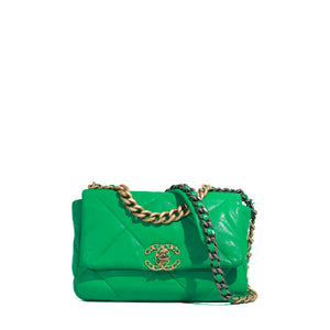 CHANEL - 19 shoulder bag in green quilted leather