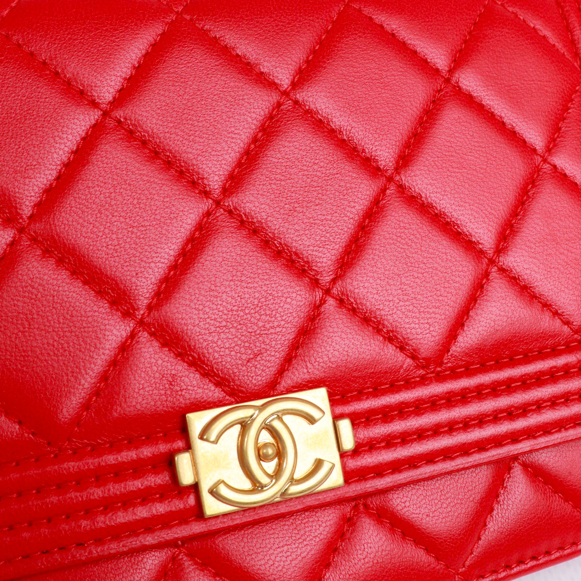 CHANEL - Sac à bandoulière Wallet On Chain Boy Chanel en cuir lisse rouge