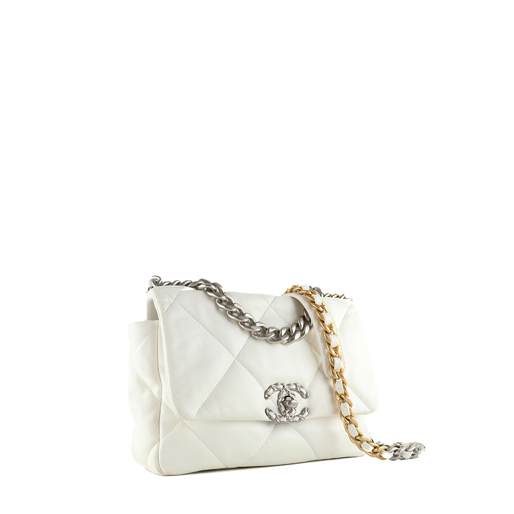 CHANEL - Sac à bandoulière 19 en cuir matelassé blanc